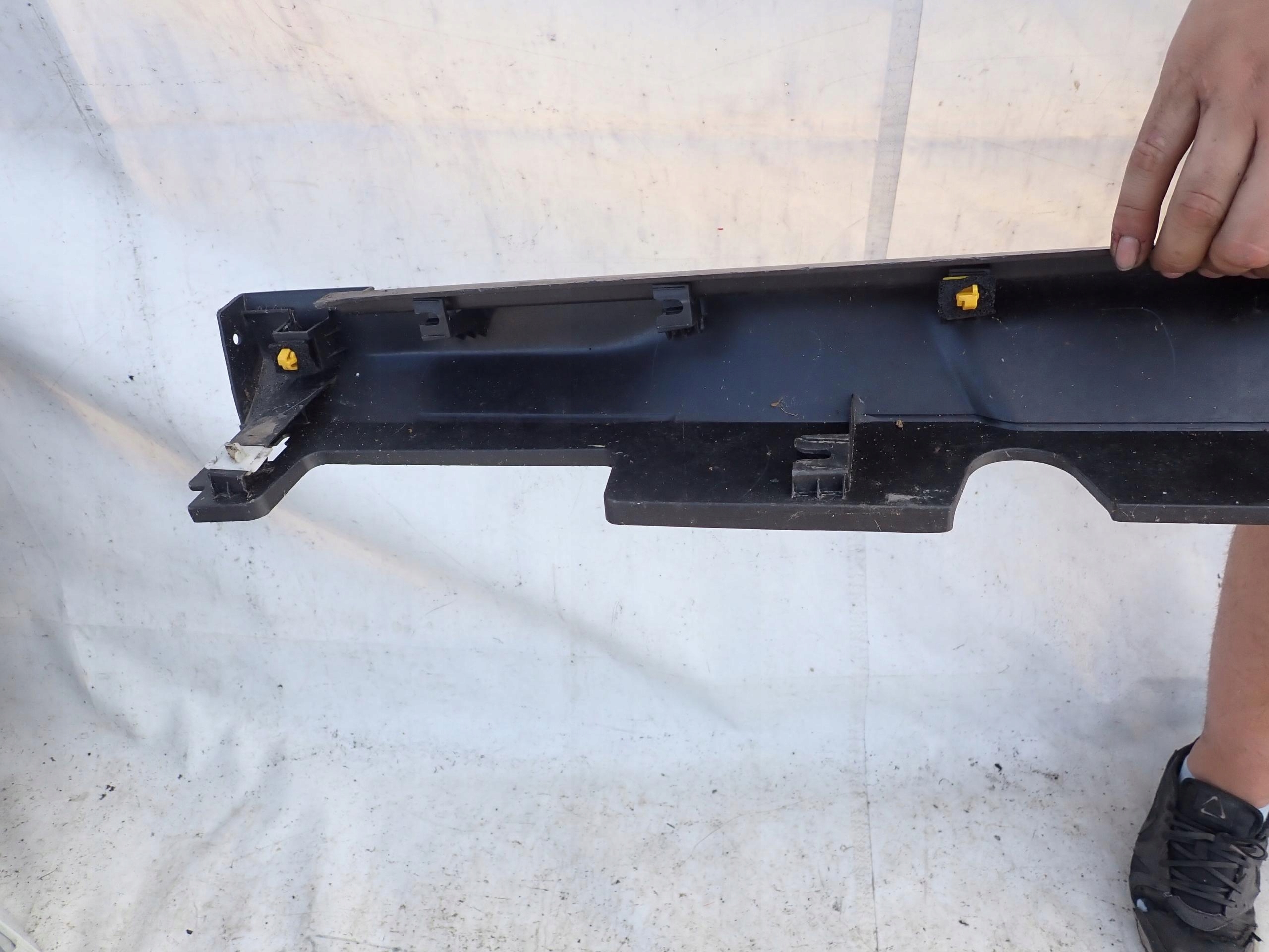 HYUNDAI KONA and 17- moulding threshold right