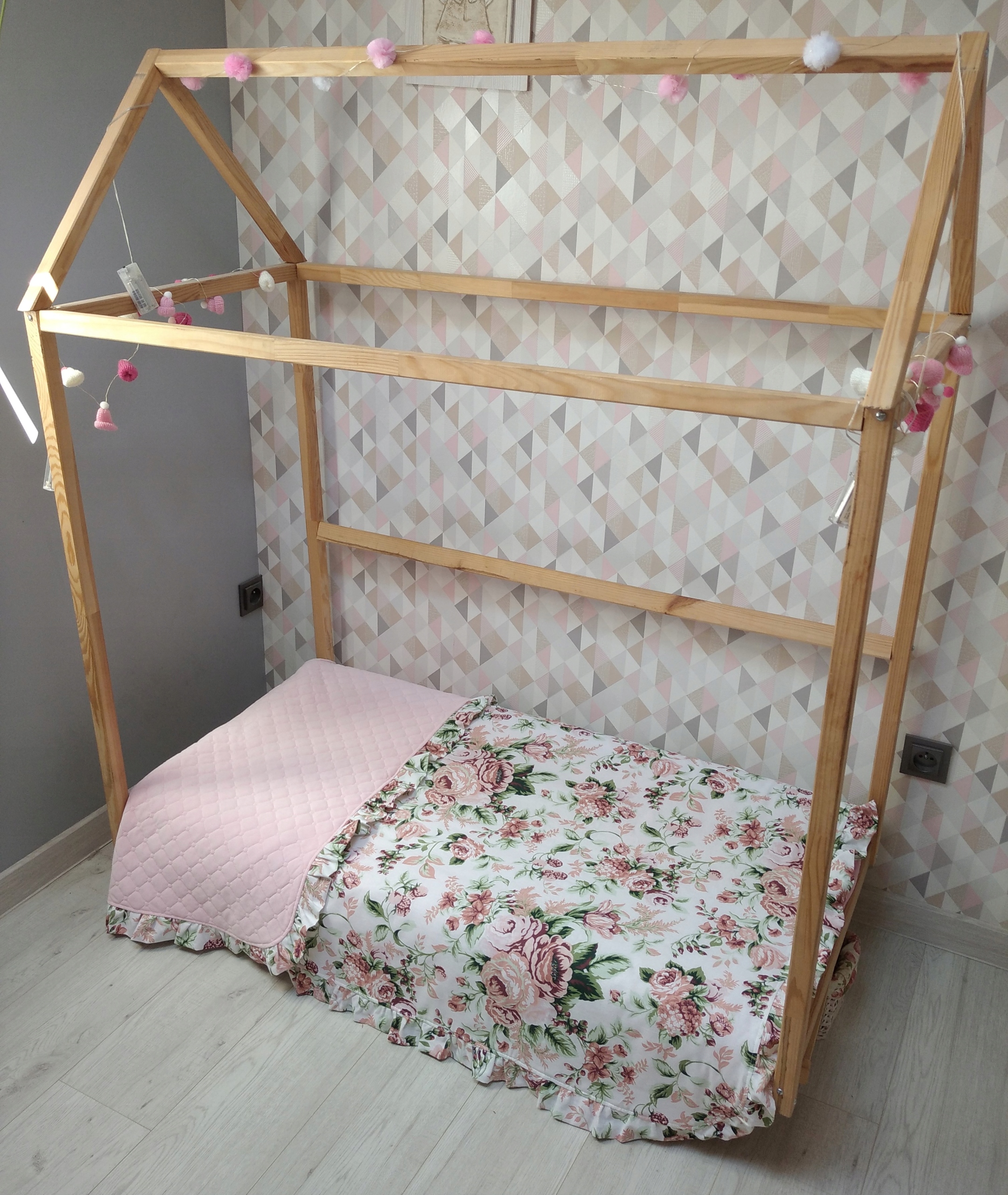 Narzuta 180 cm na łóżko dziecięce z falbanką kapa Bohater brak