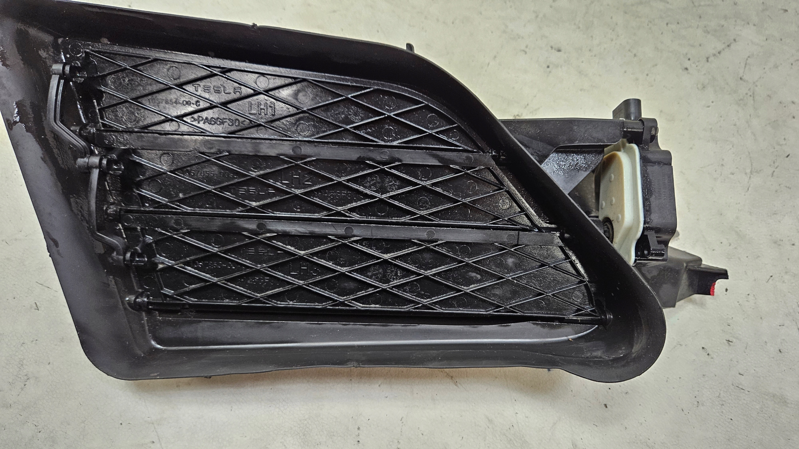 дефлектор впуск активный левый tesla MODEL S