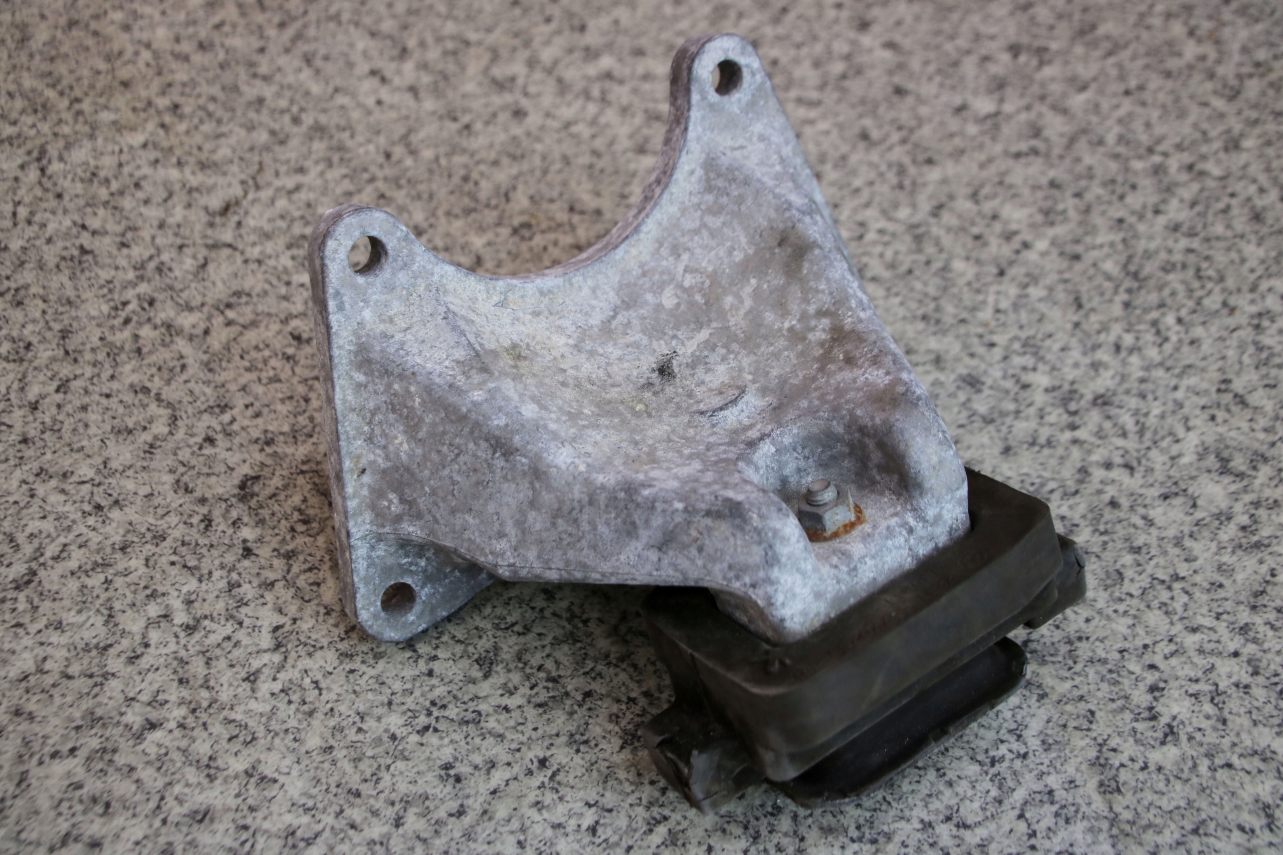 BMW E60 E61 525d LIFT supporto staffa cambio ingranaggi 6776667