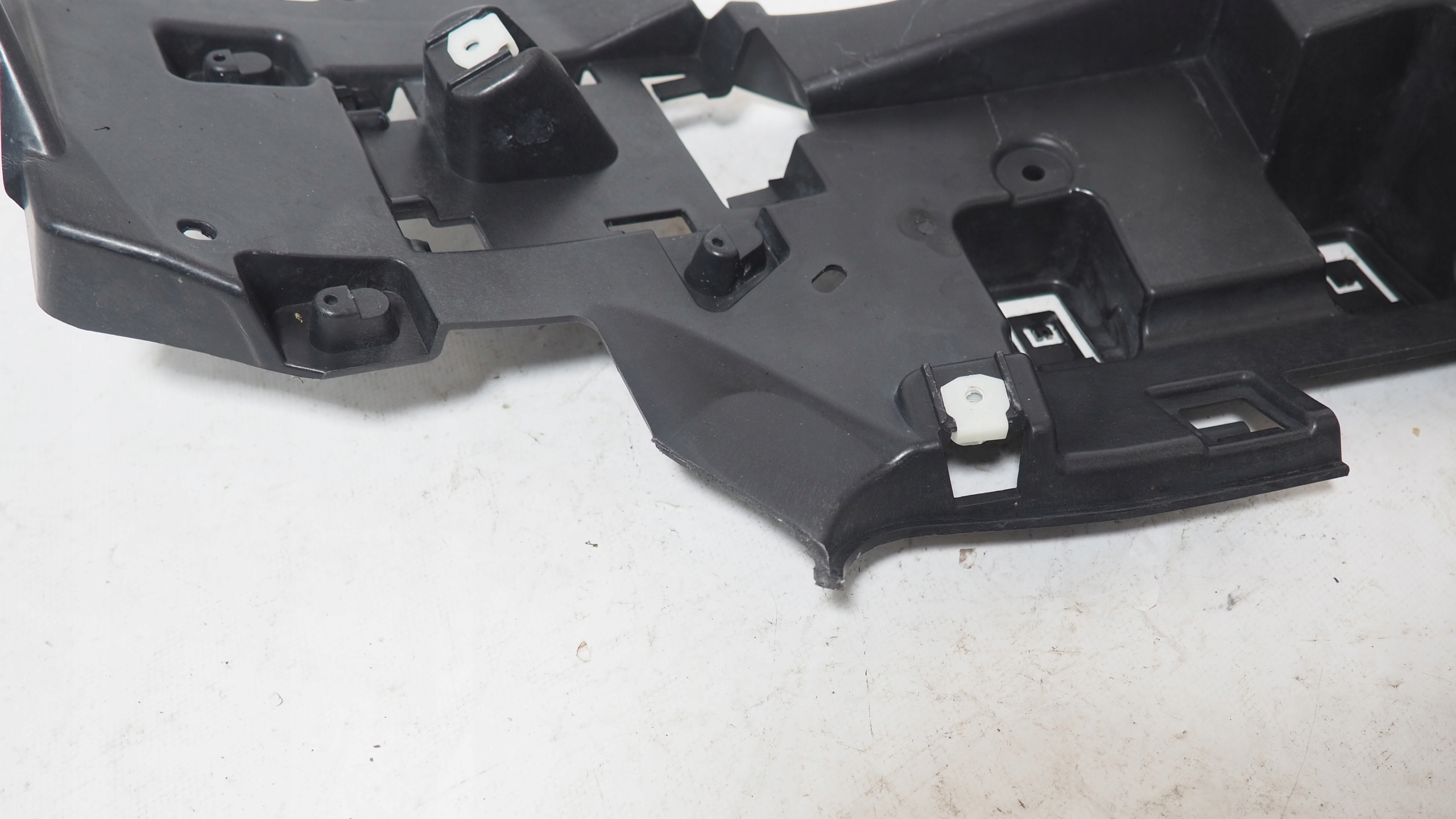 Land Rover Discovery V bumper bracket left rear part KY32-17A882-AA