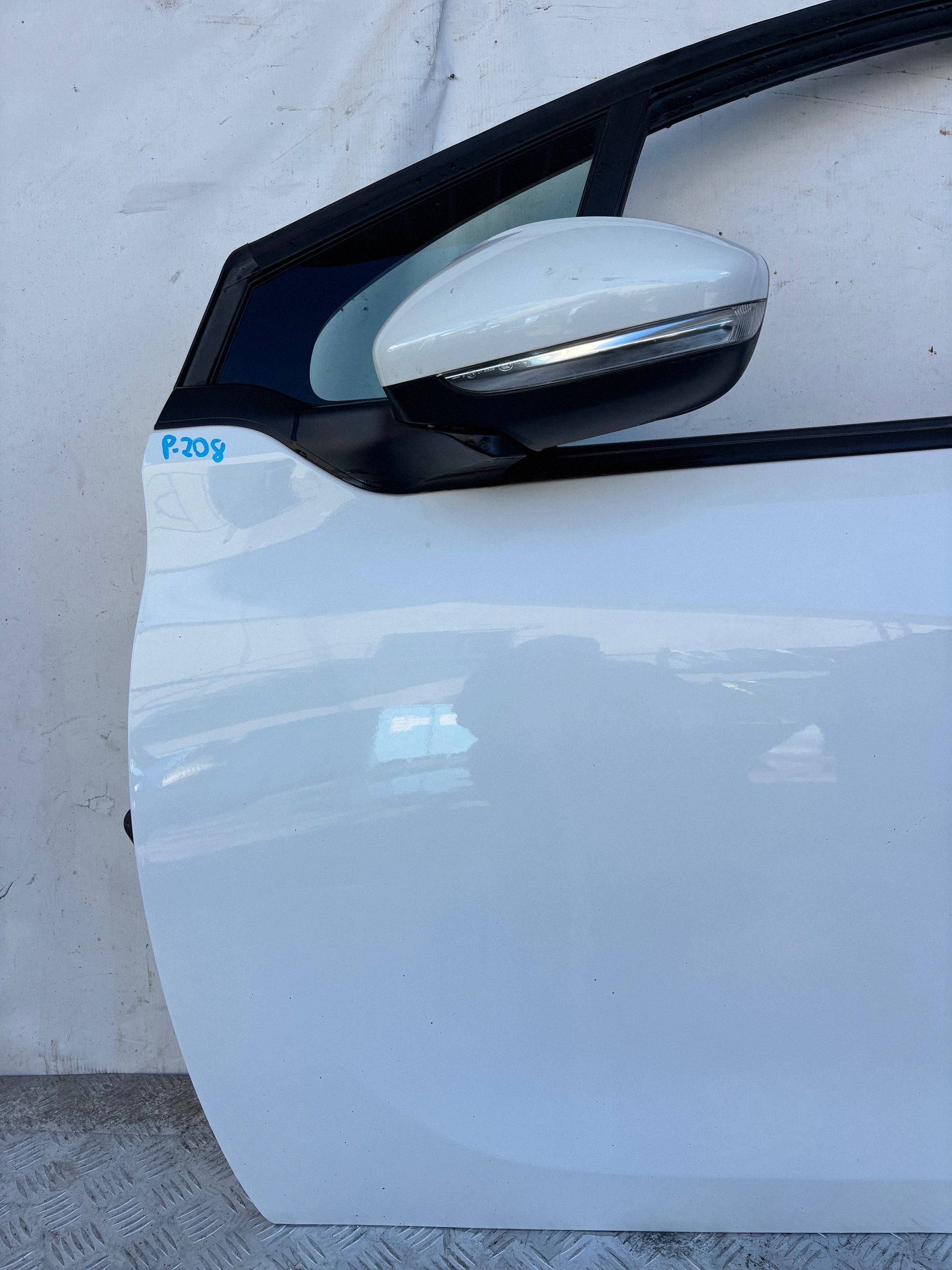 door front front left PEUGEOT 208 and 12