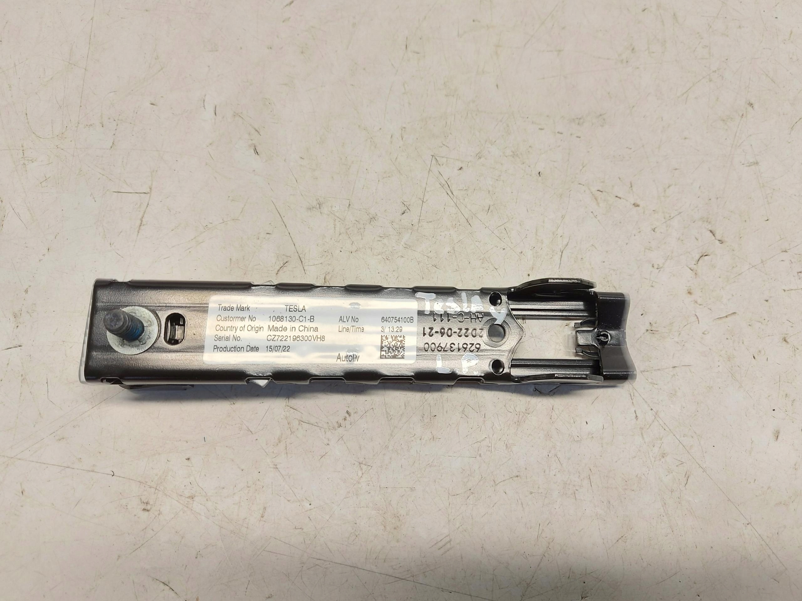 TESLA MODEL Y 2022r, rail control supports 1068130-C1-B