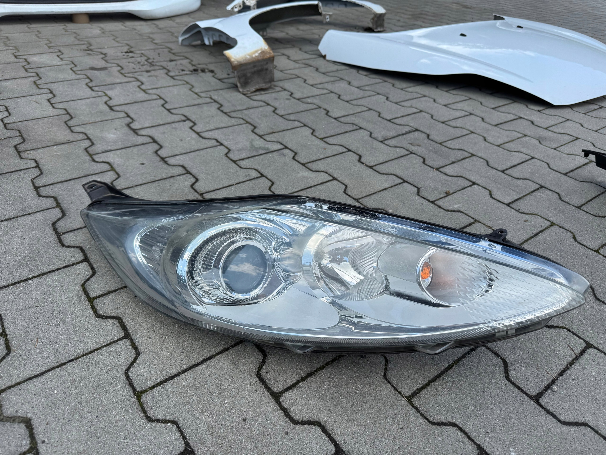 light front right FORD FIESTA MK7 EUROPA lens