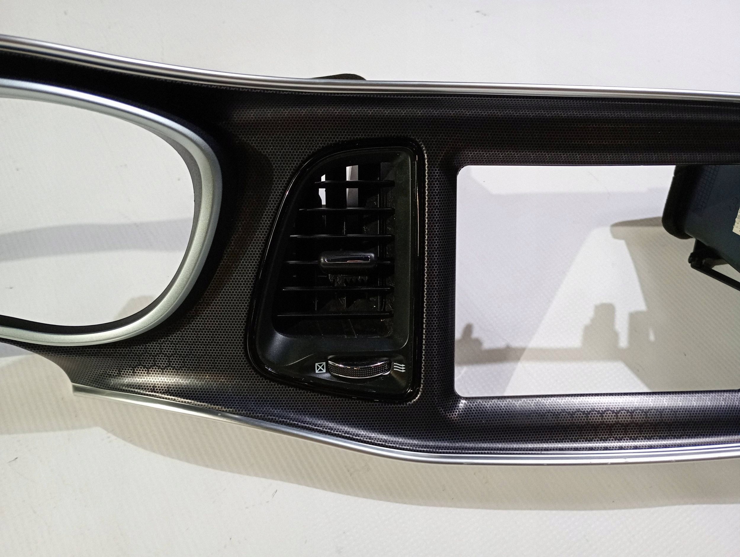 Dekor panel frame moulding grid of the dashboard rozdzielczej Dodge Challenger 2015