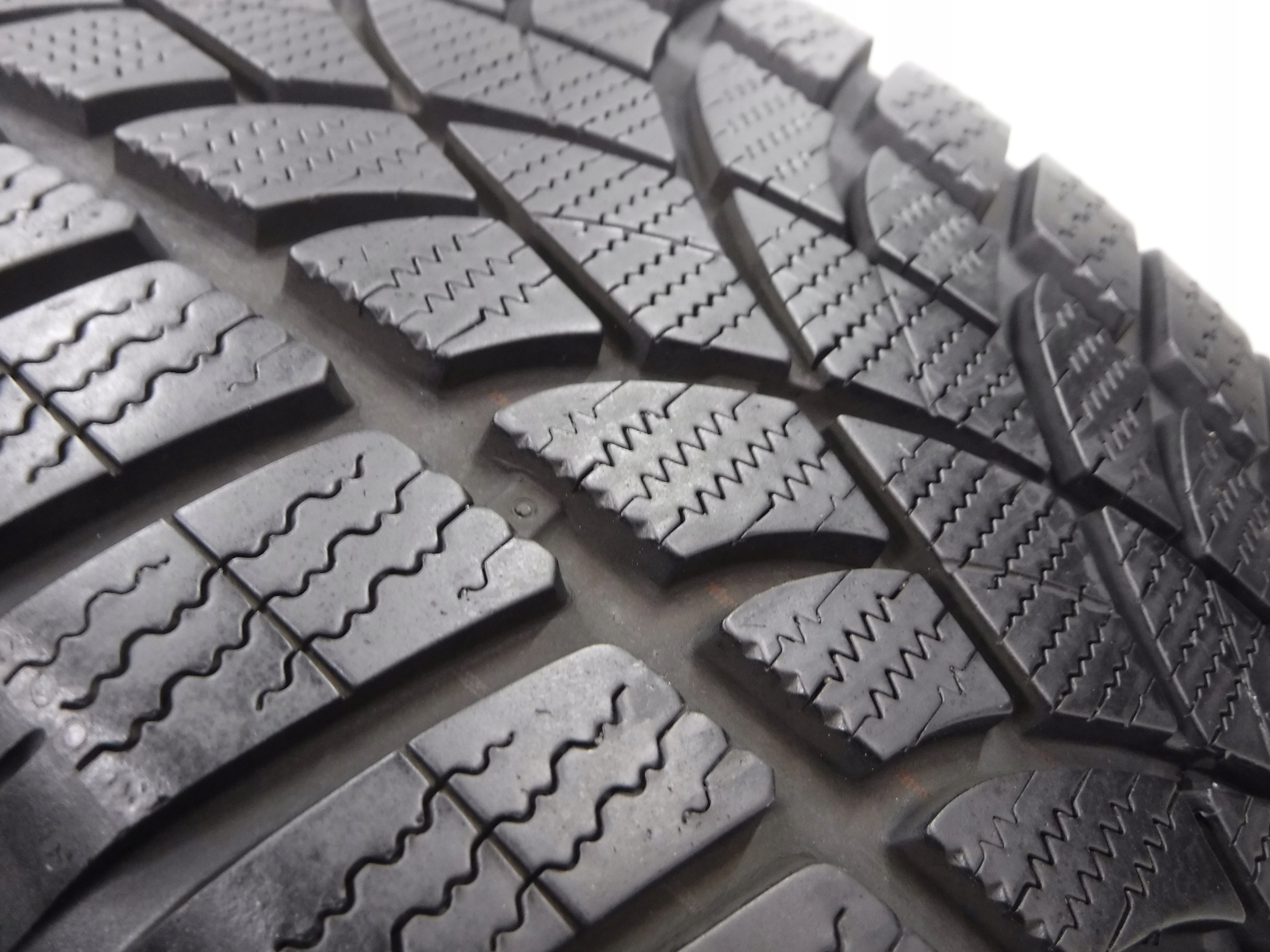 OPONA DUNLOP SP WINTER SPORT 3D 235/50/19 99H MO Szerokość opony 235 mm