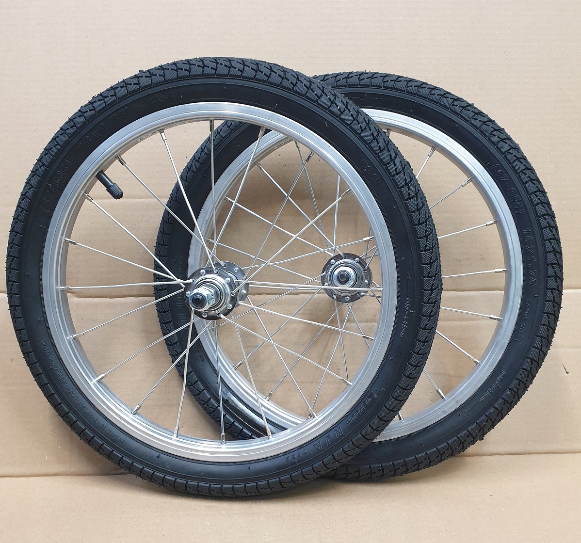 Přední kolo 16 kompletní s pneumatikami a hliníkovým ráfkem pro kolo kočárku 1 Ks