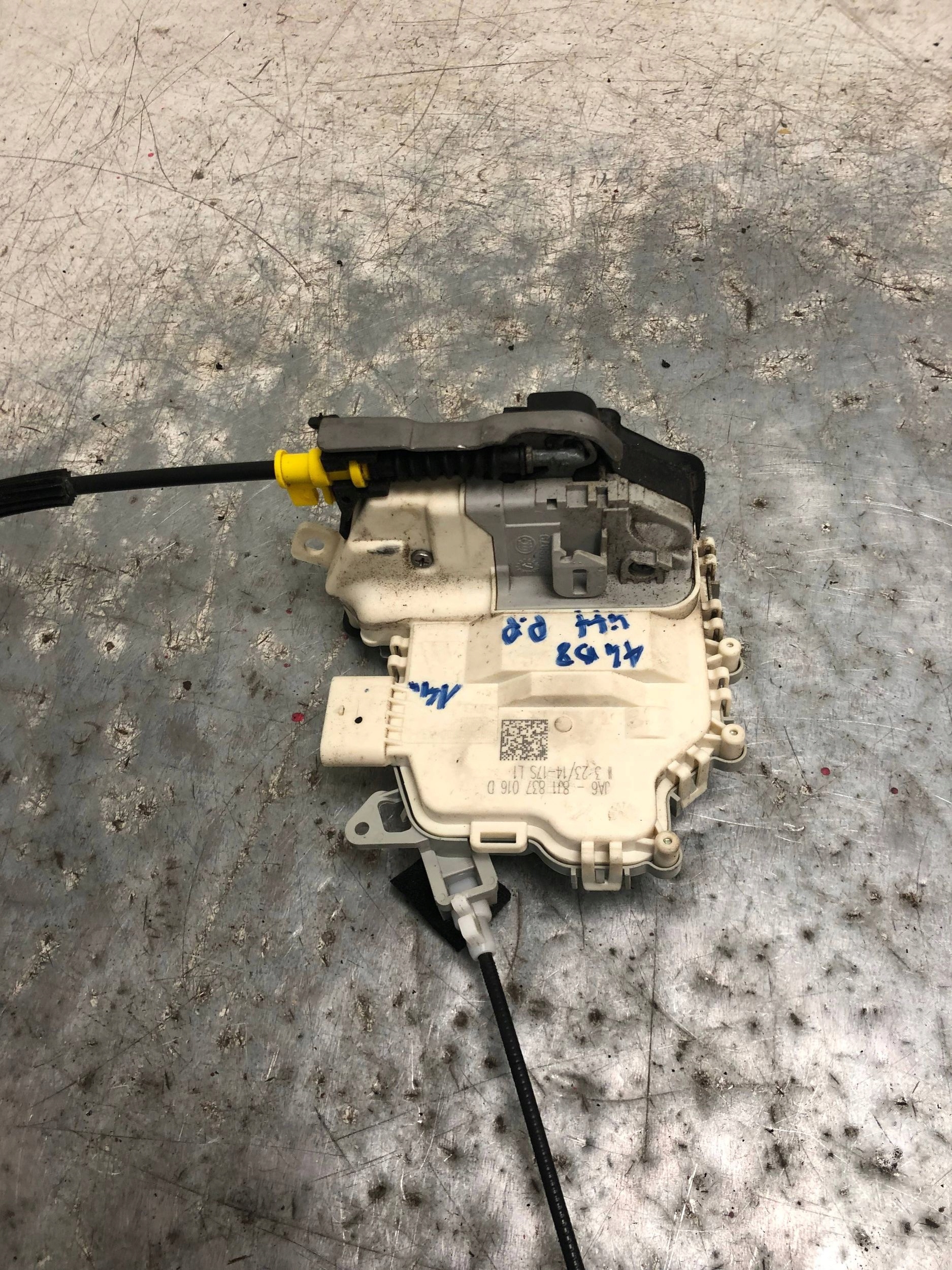 lock door right front AUDI A4 B8 LIFT sedan 8J1837016D