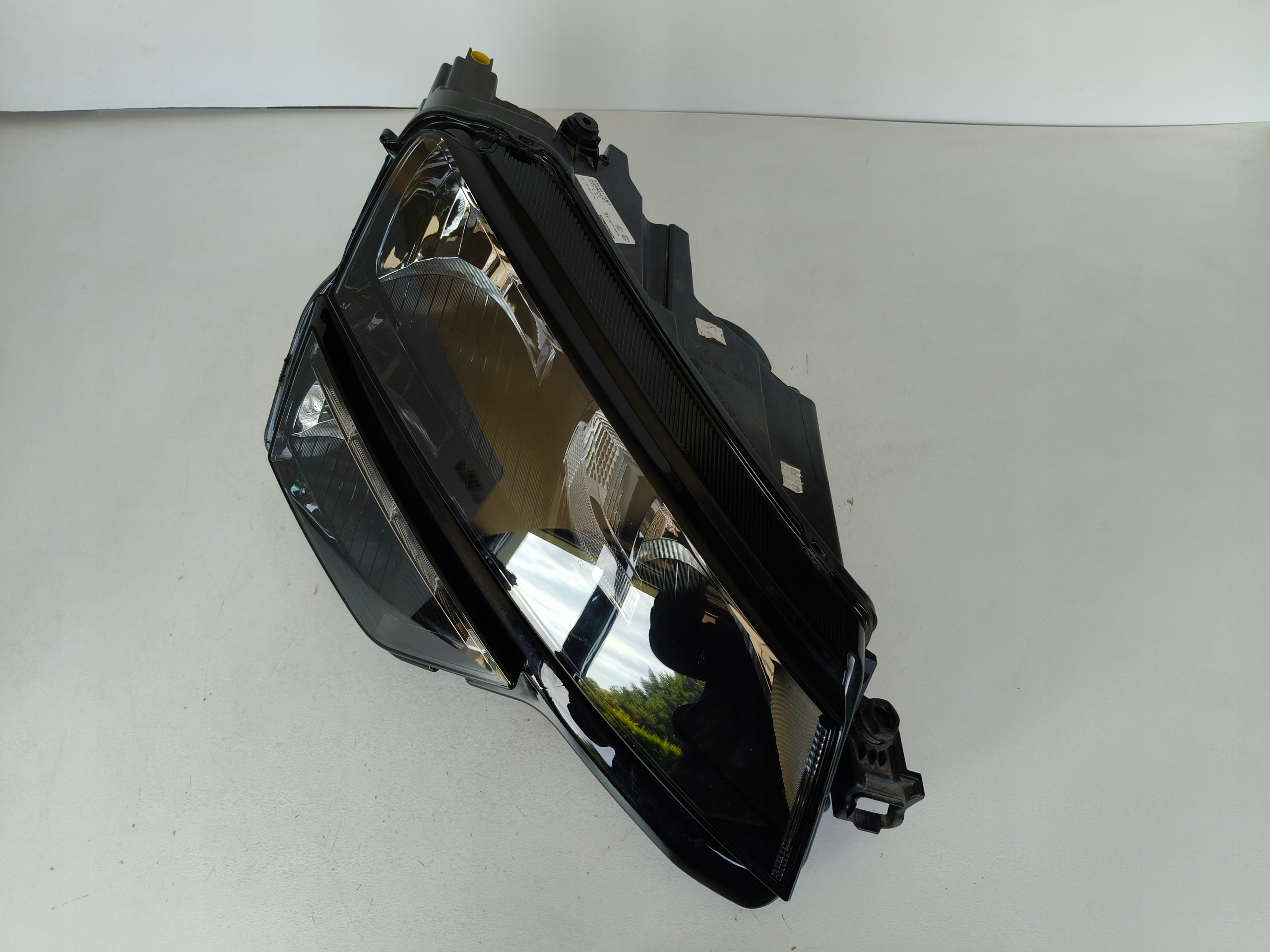light right REFLEKTOR SKODA KAROQ 57A 17
