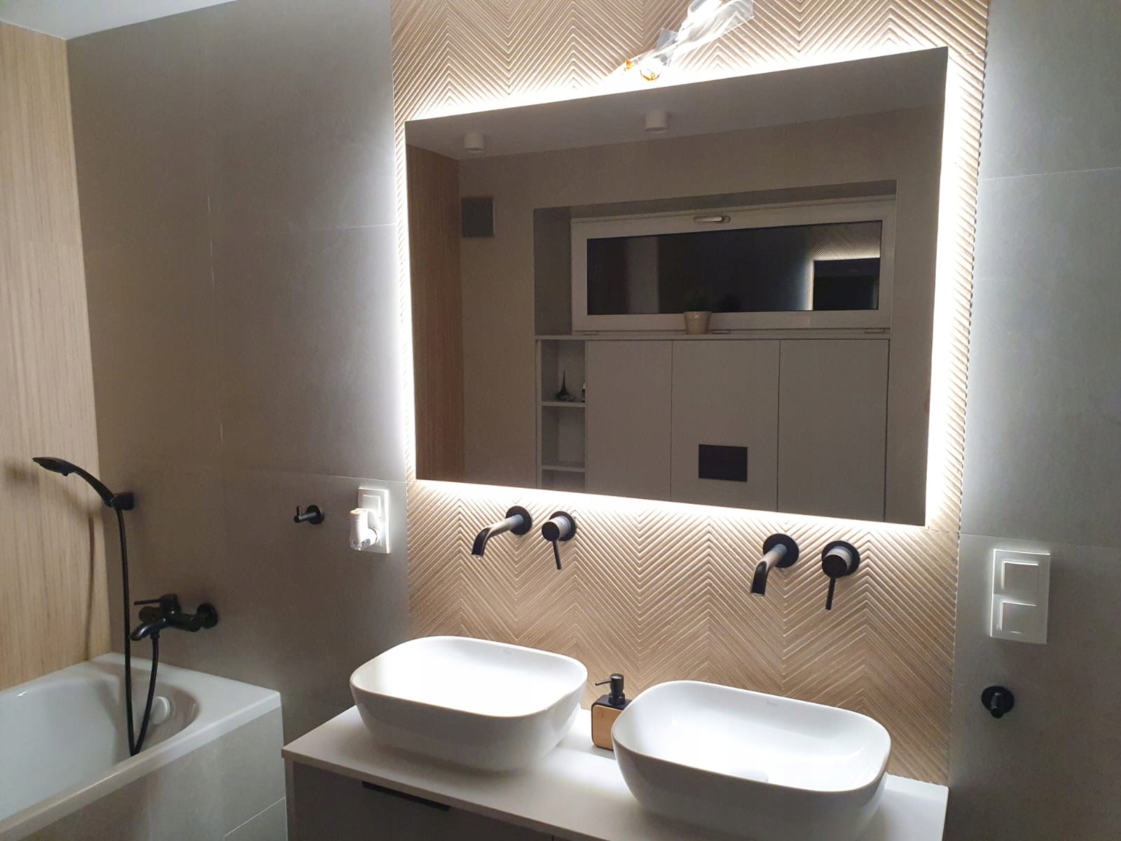 LUSTRO LED 120x80 cm LEDOWE POZIOME PODŚWIETLANE NOWOCZESNE FREESIA Wyposażenie dodatkowe oświetlenie