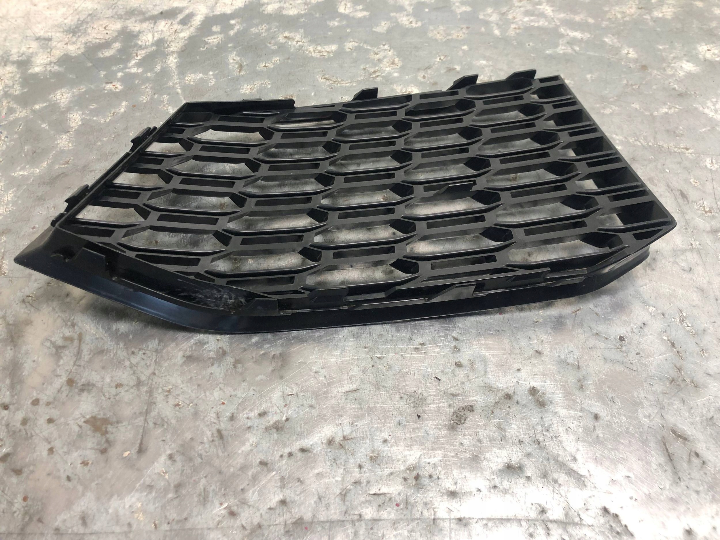 grid of a bumper right front AUDI RS4 RS5 8W6807682P