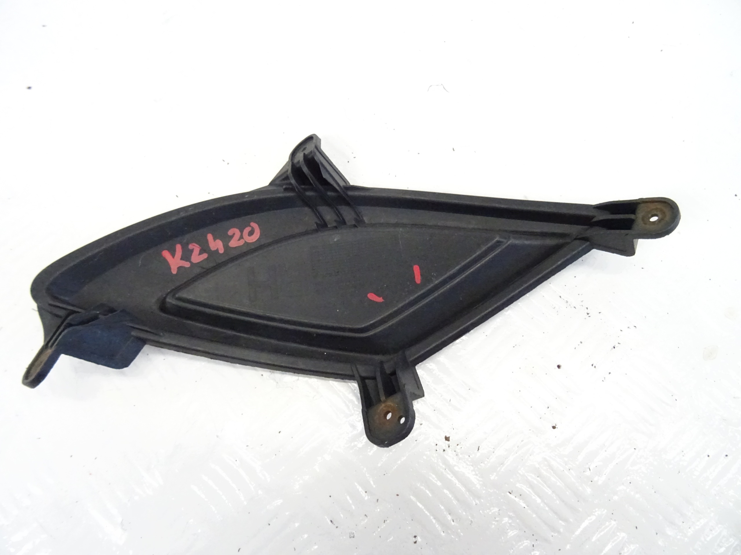 grid of a bumper right front HYUNDAI IX20 86517-1K010