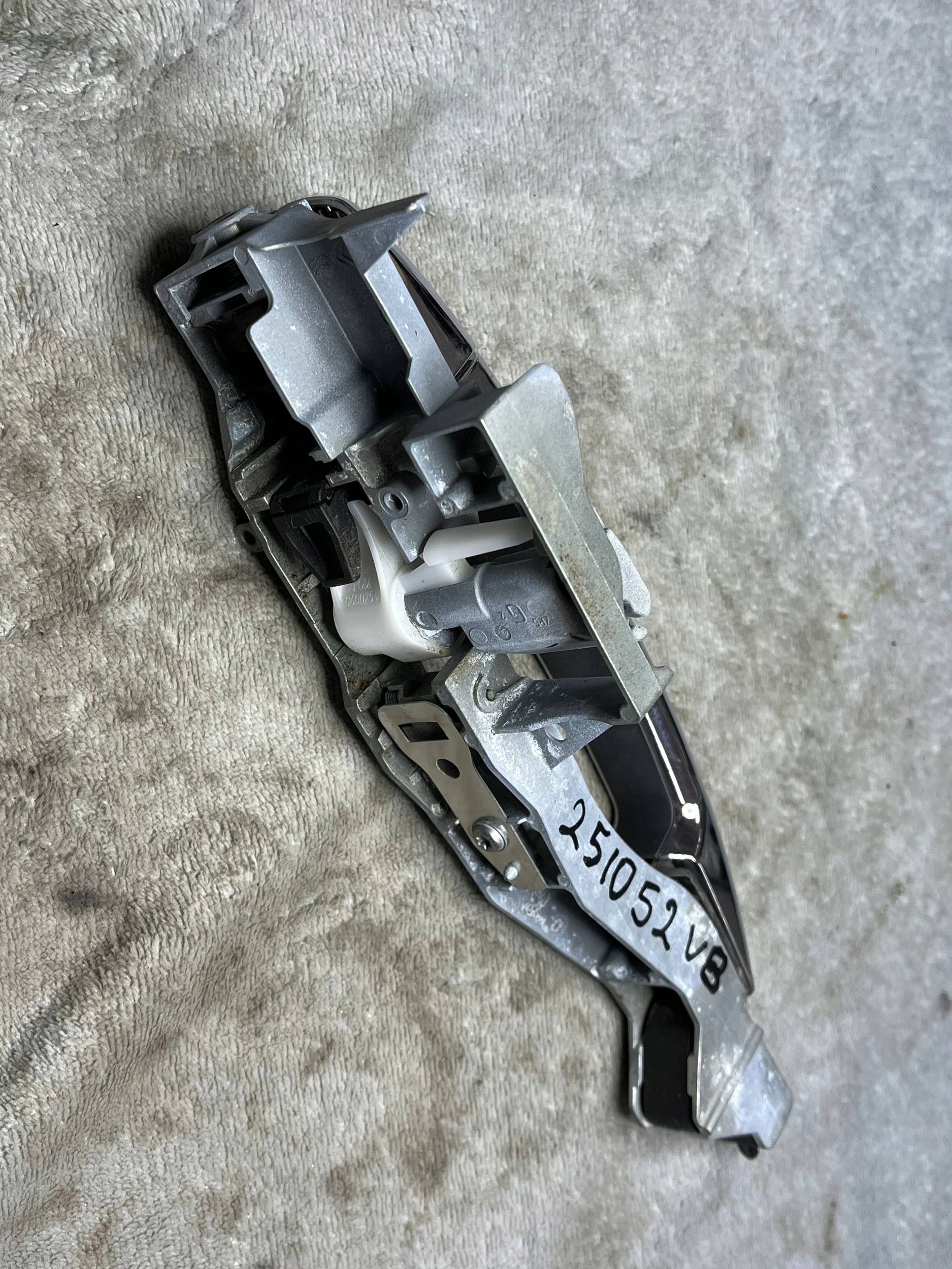 9109A7 PEUGEOT 5008 handle exterior left !J