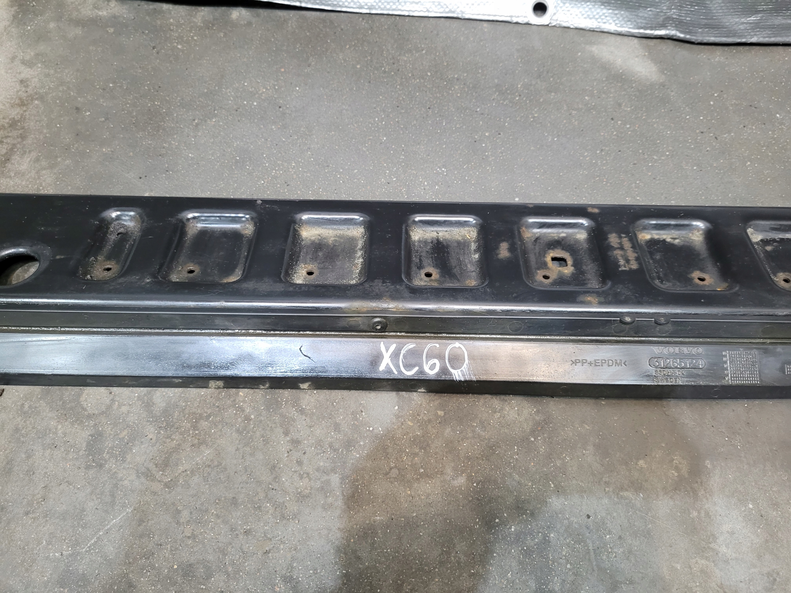 pillar below radiator sider lower VOLVO XC60 and