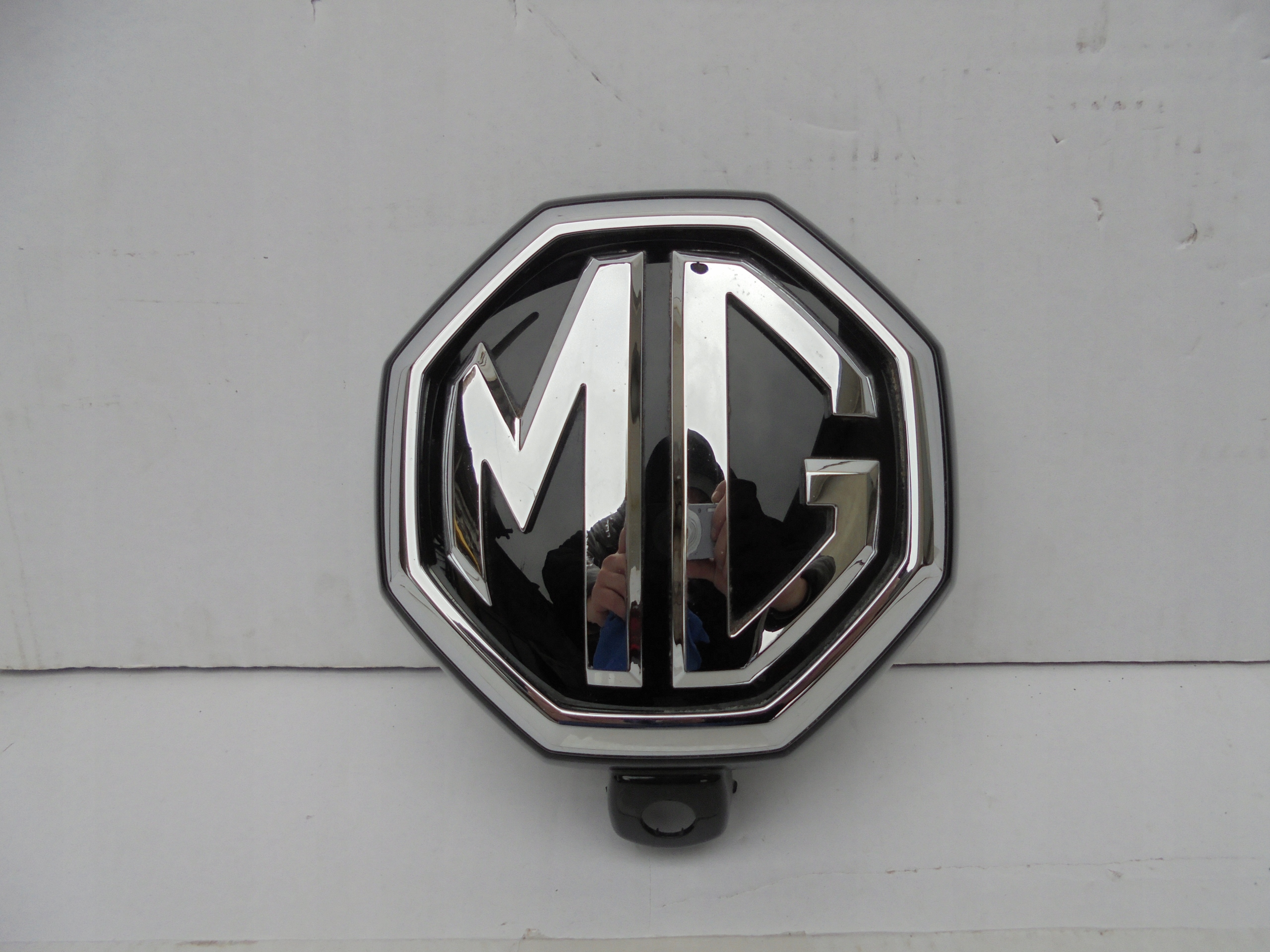 ZNACZEK EMBLEMAT LOGO PRZOD GRILLA WERSJA Z KAMERA MG 10628733 SLASK