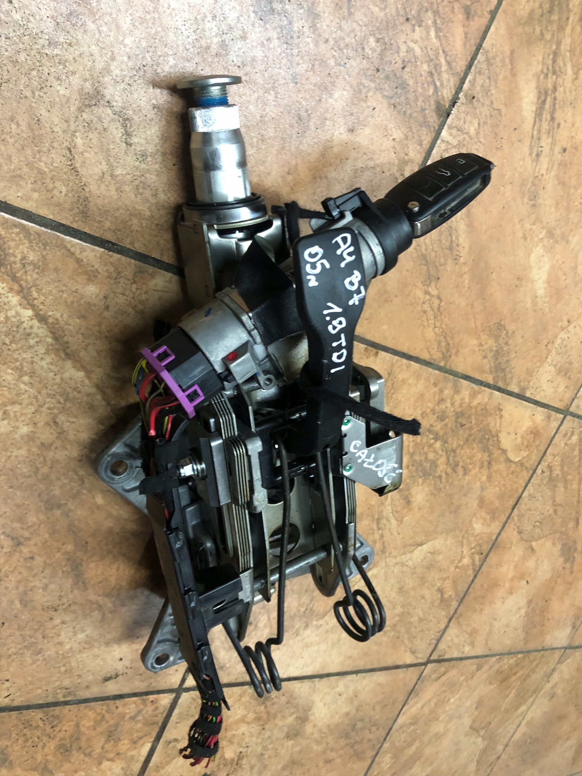 KOLUMNA KIER. AUDI A4 B7 KOMBI 1.9TDI . stacyjka