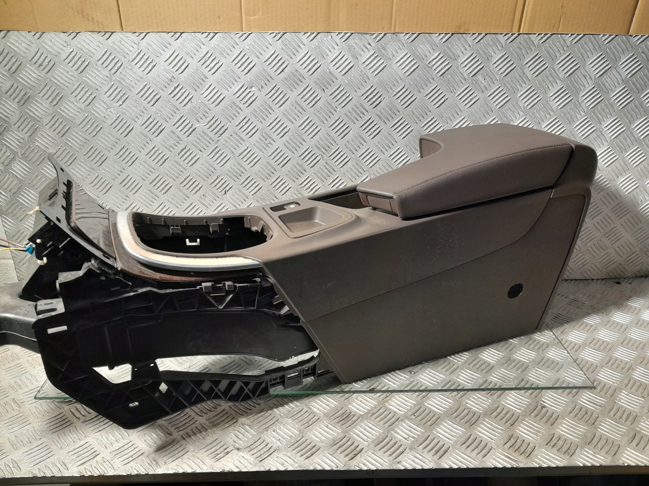 OPEL INSIGNIA ЦЕНТРАЛЬНЫЙ ТУННЕЛЬ КОРИЧНЕВЫЙ