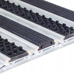 Hliníková kartáčová rohožka s gumovou podložkou