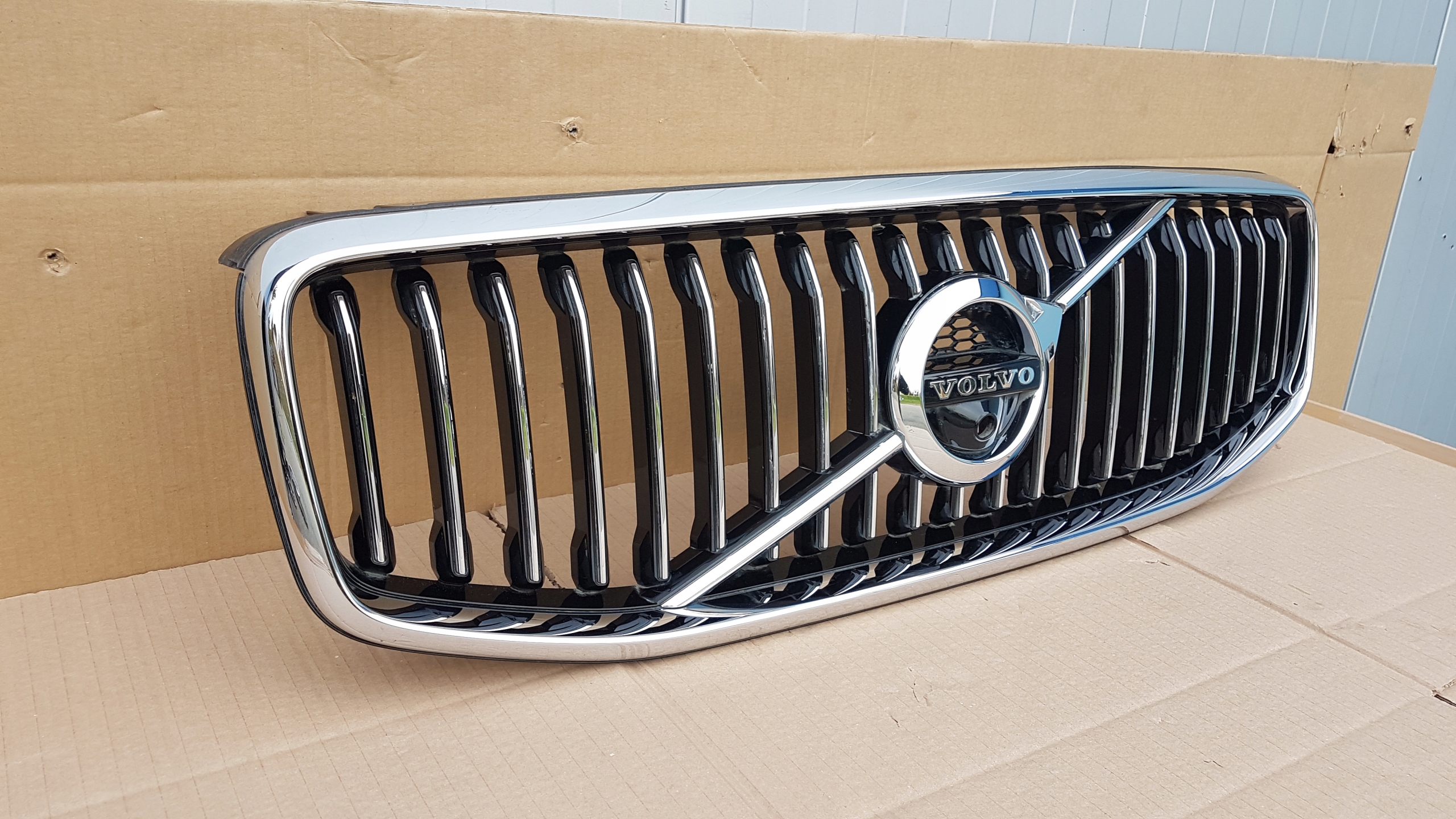 GRILL ATRAPA VOLVO XC60 II 17- KAMERA Producent części Volvo OE