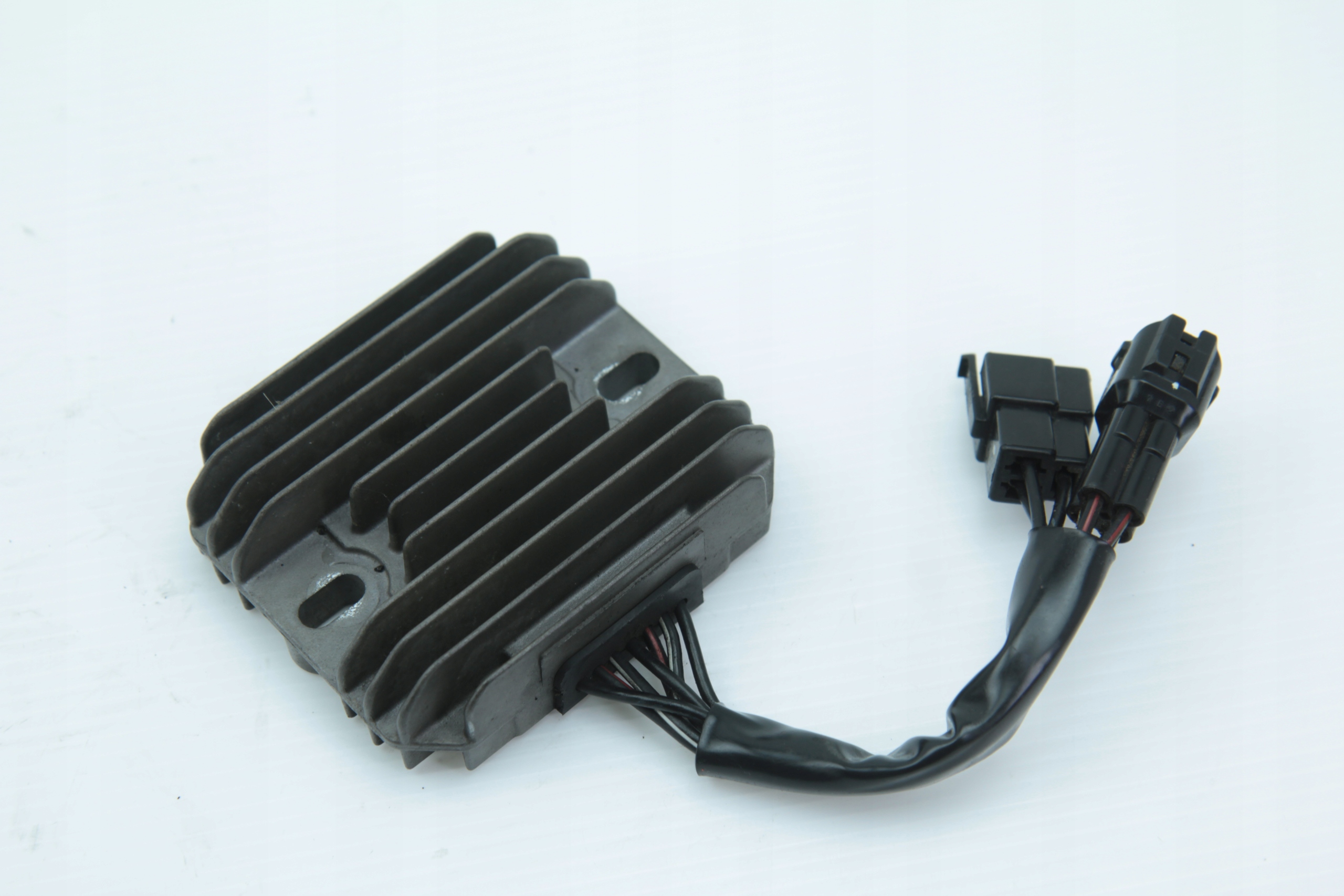 SUZUKI DL 650 V-STROM 04-11 РЕГУЛЯТОР НАПРЯЖЕНИЯ