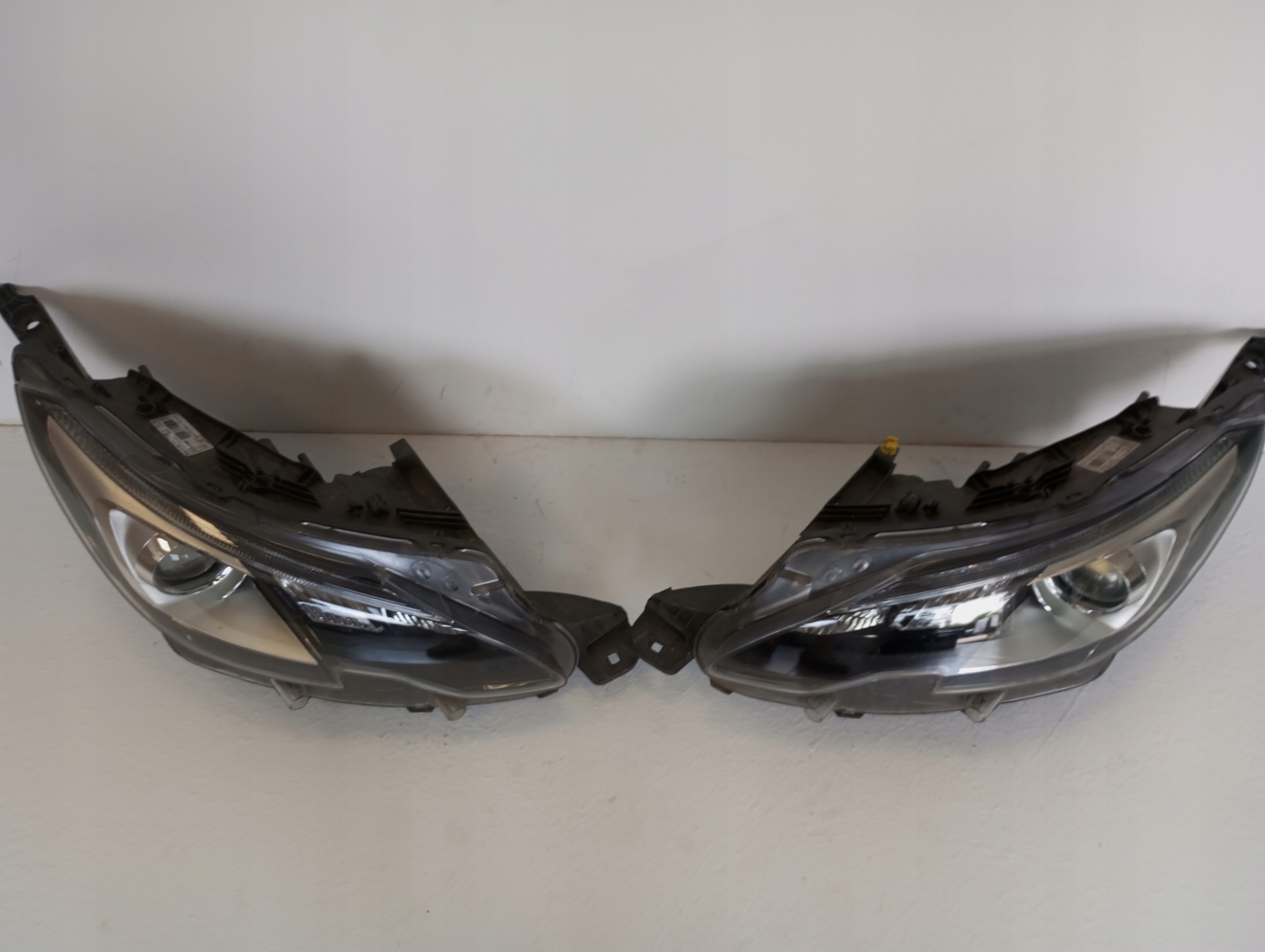 light PEUGEOT 2008 and LIFT 9825313680 right