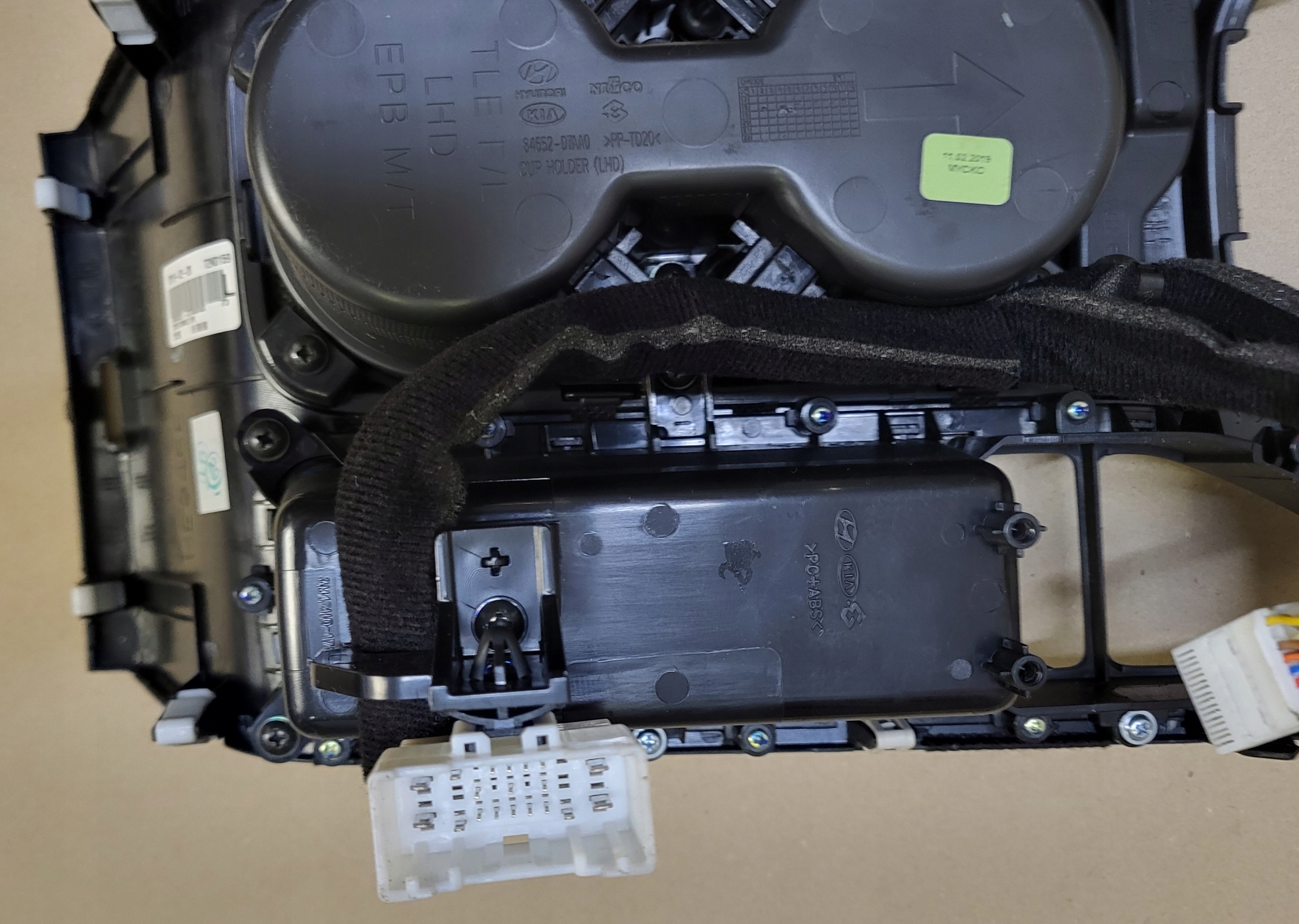 bracket for KUBKI CUP HOLDER frame TUNELU passenger compartment HYUNDAI TUCSON III 3 OE EU