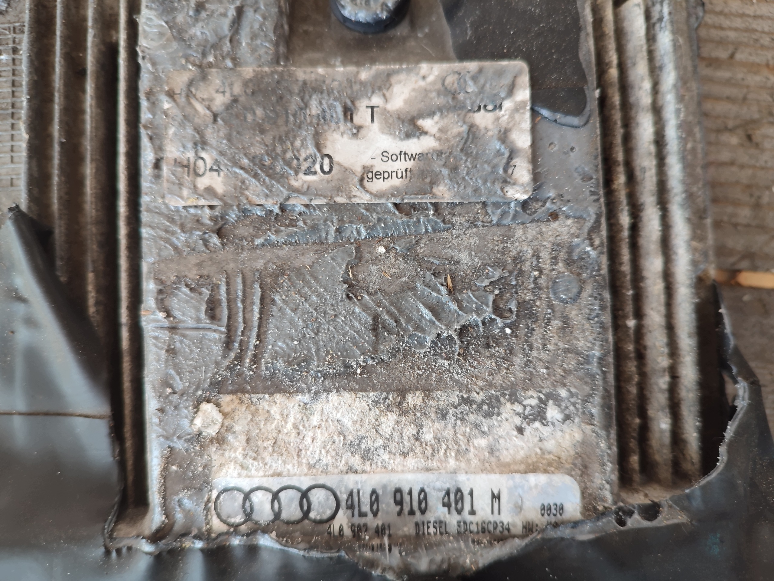 AUDI Q7 4L 3.0 TDI - computer control unit of the engine 4L0910401M