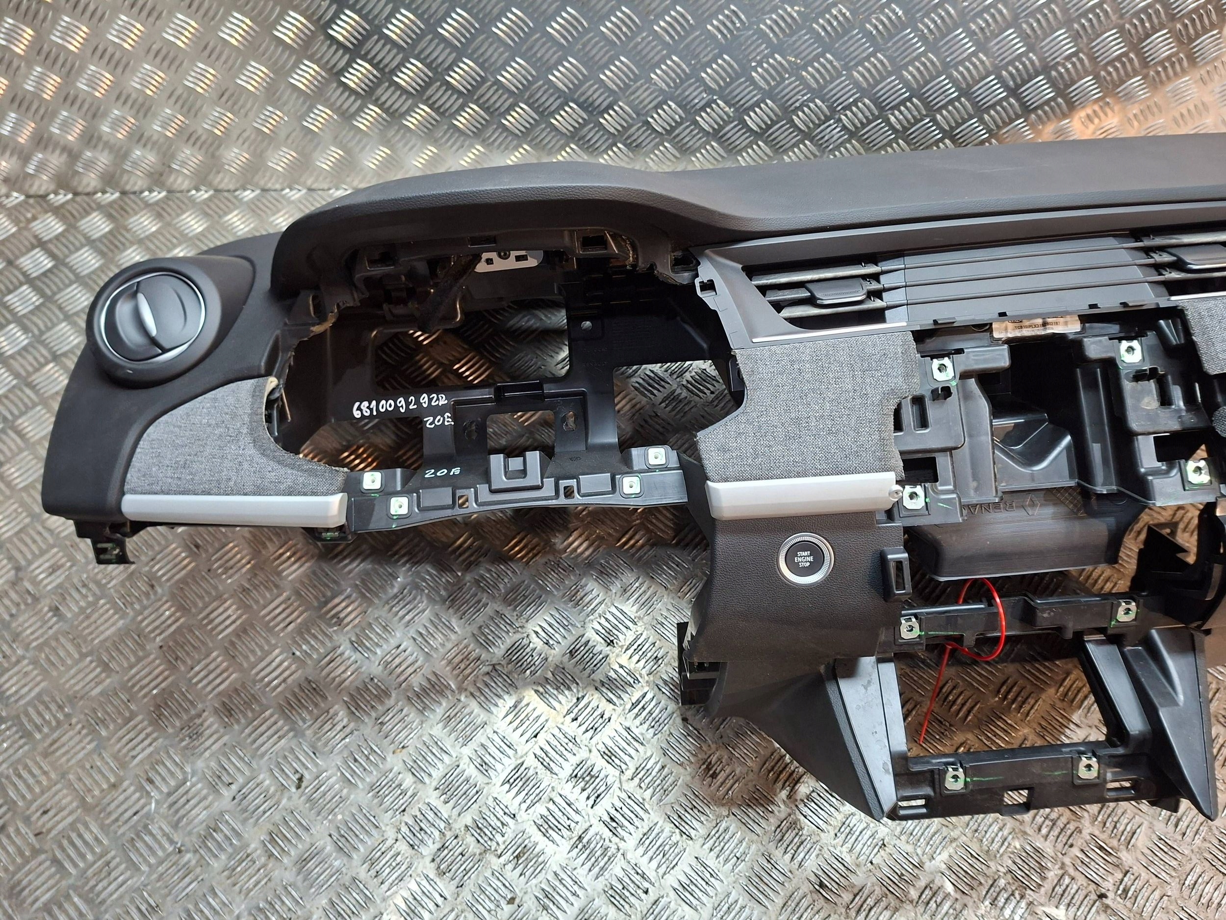 dashboard console 681009292R RENAULT ZOE II 2019