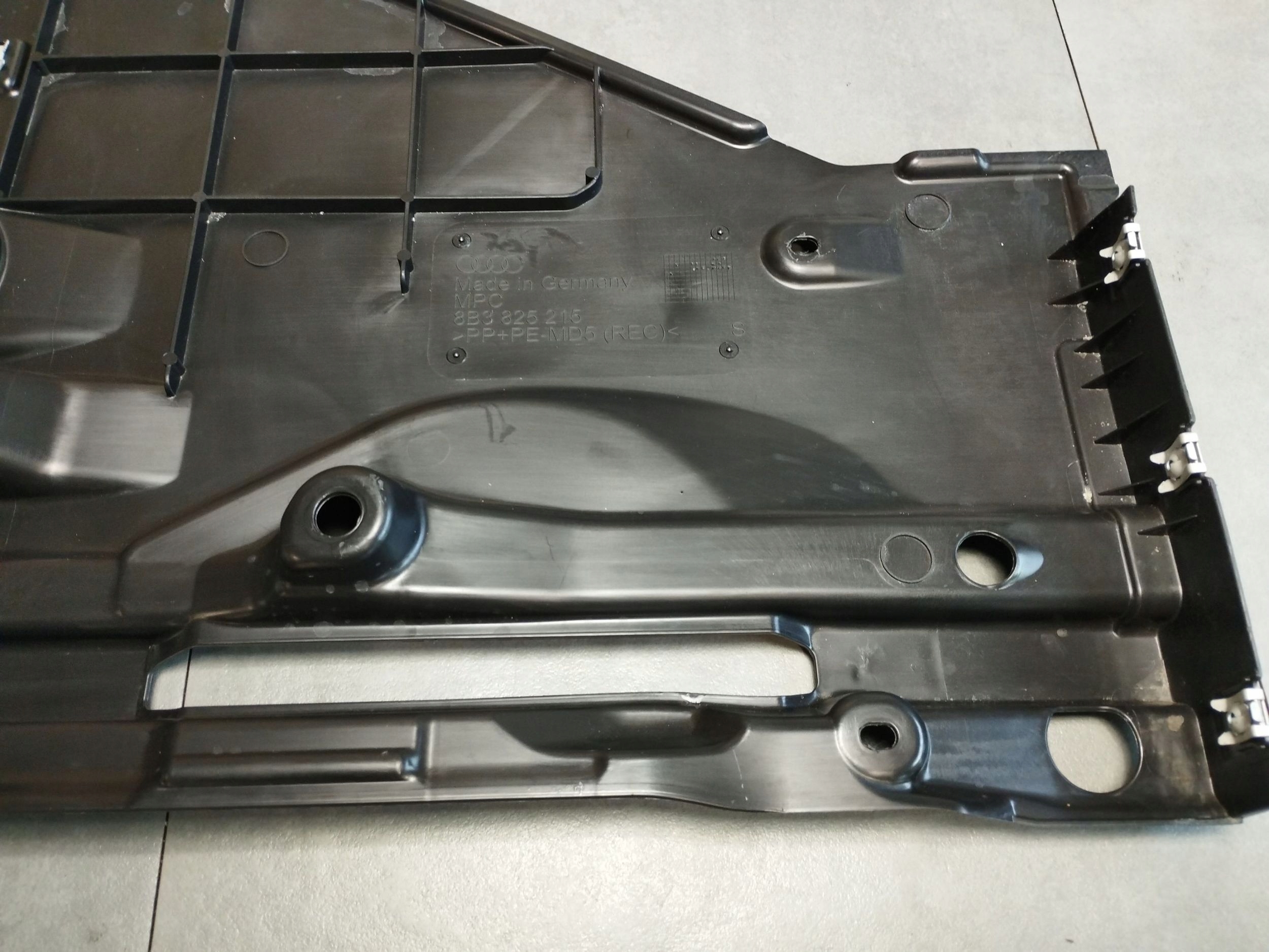 Audi A5 B10 KOMBI cover chassis left 8B3825215