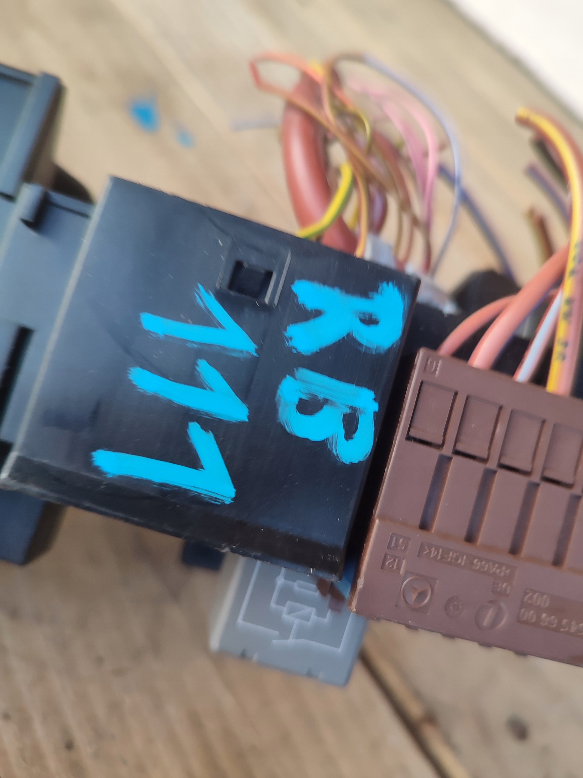 fuse box MERCEDES W205 W222 A2229063202