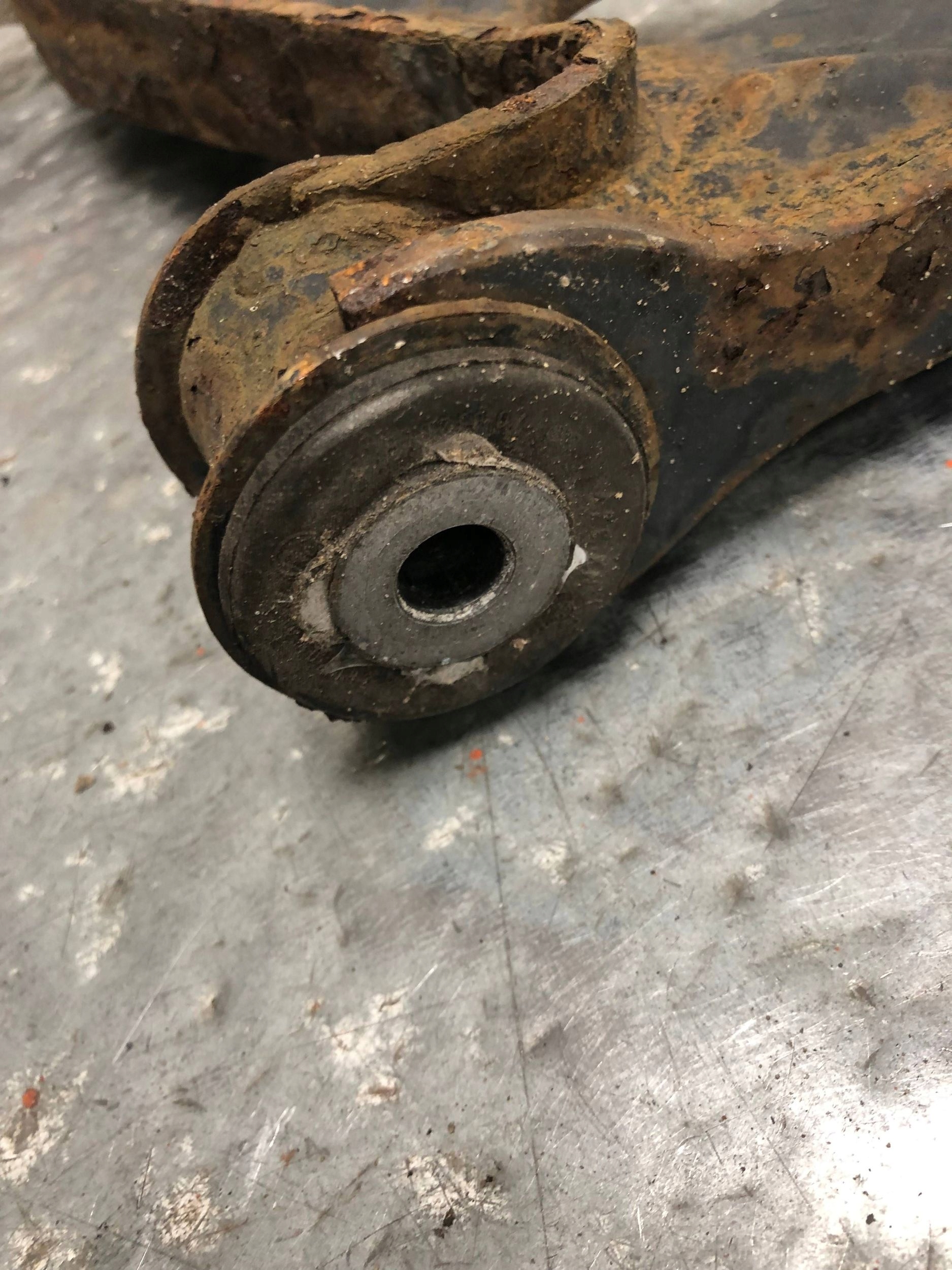 arm left front VW 1K0407189E