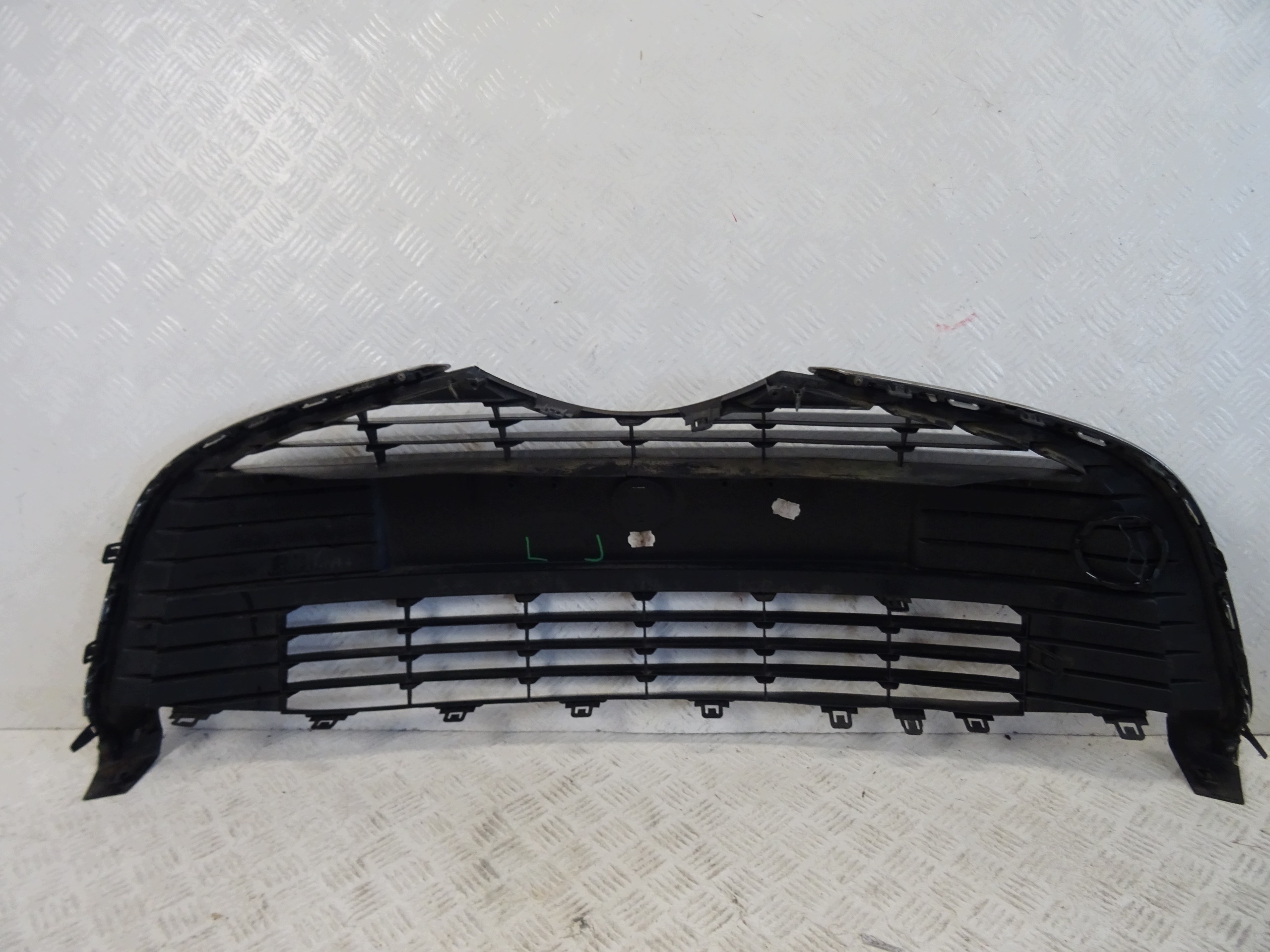 grid of a bumper front front TOYOTA YARIS III 53102-0D030