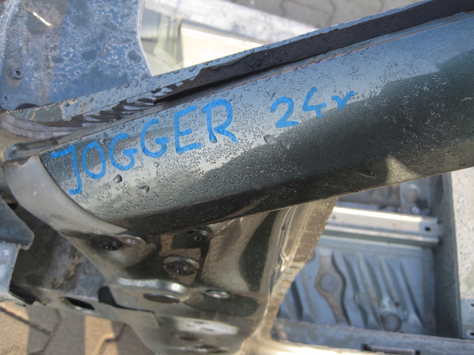 quarter left front DACIA JOGGER 24R
