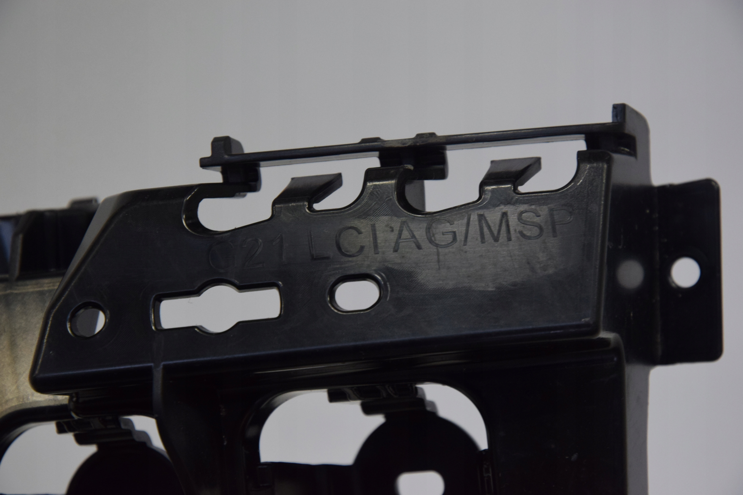 support right holder bumper BMW 3 G21 LCI G81