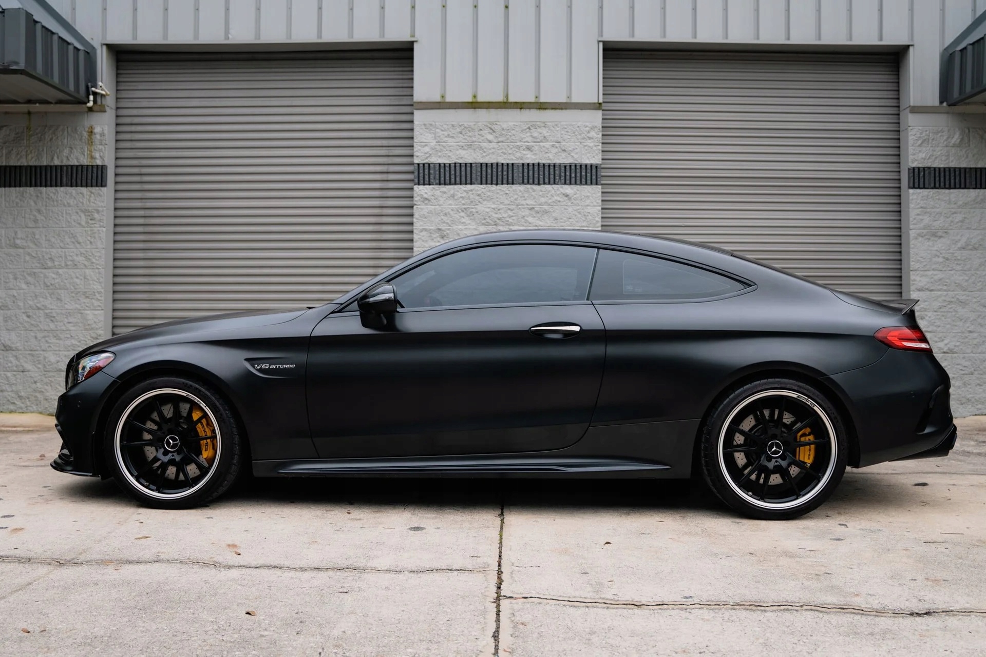 FOLIA CZARNY MAT 152cm CZARNA MATOWA SAMOCHODOWA OKLEINA Z KLEJEM + RAKLA Szerokość produktu 152 cm