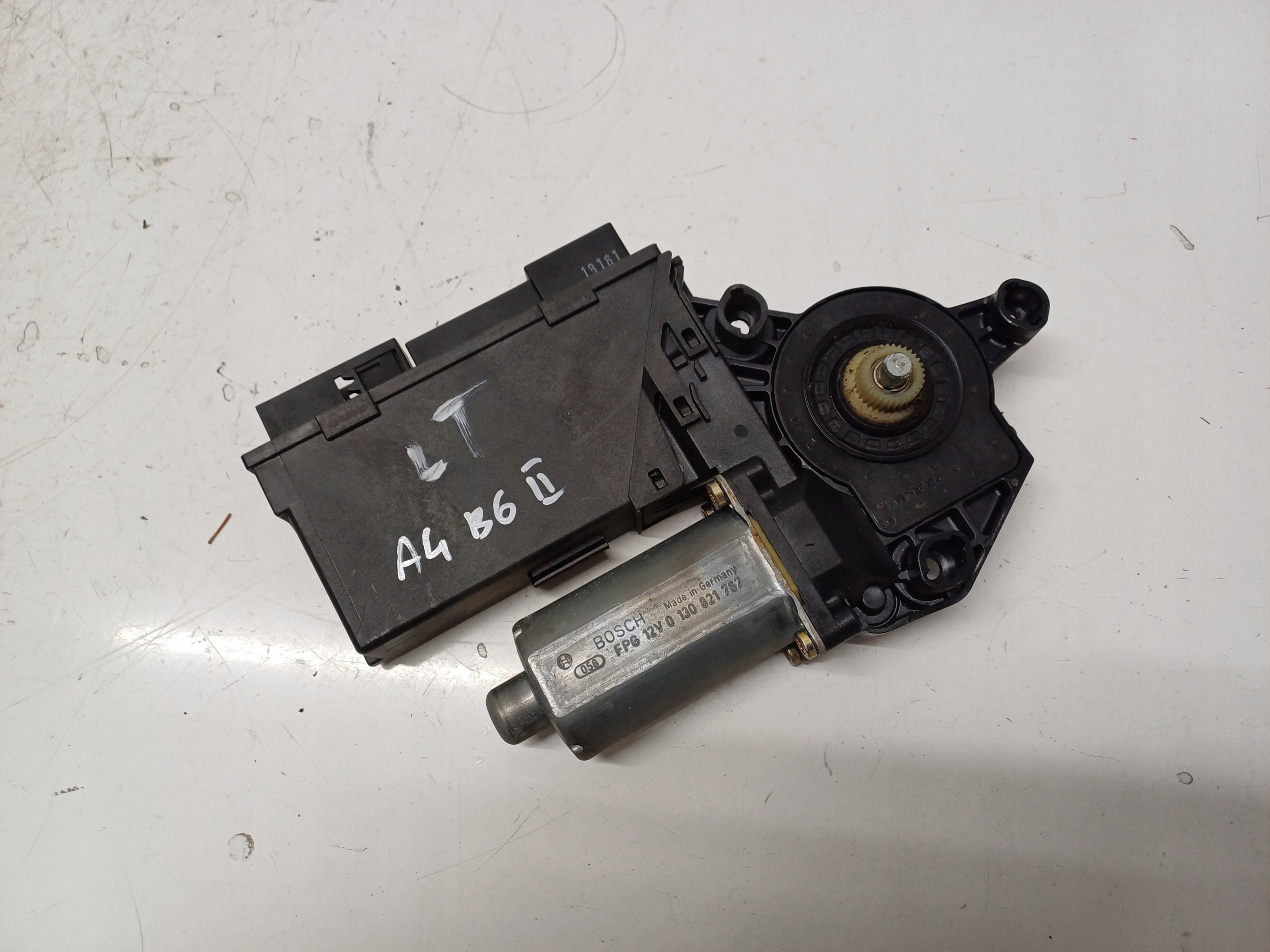 AUDI A4 B6 00-06 SILNICZEK SZYBY LEWY TYŁ 8E0959801A