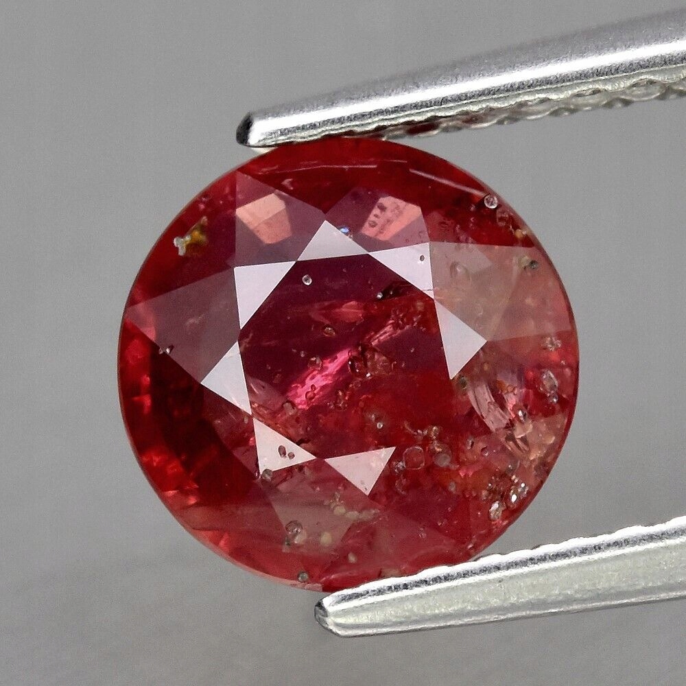 Přírodní Safír 1.31ct Červený Kulatý eCertifikát Wbd
