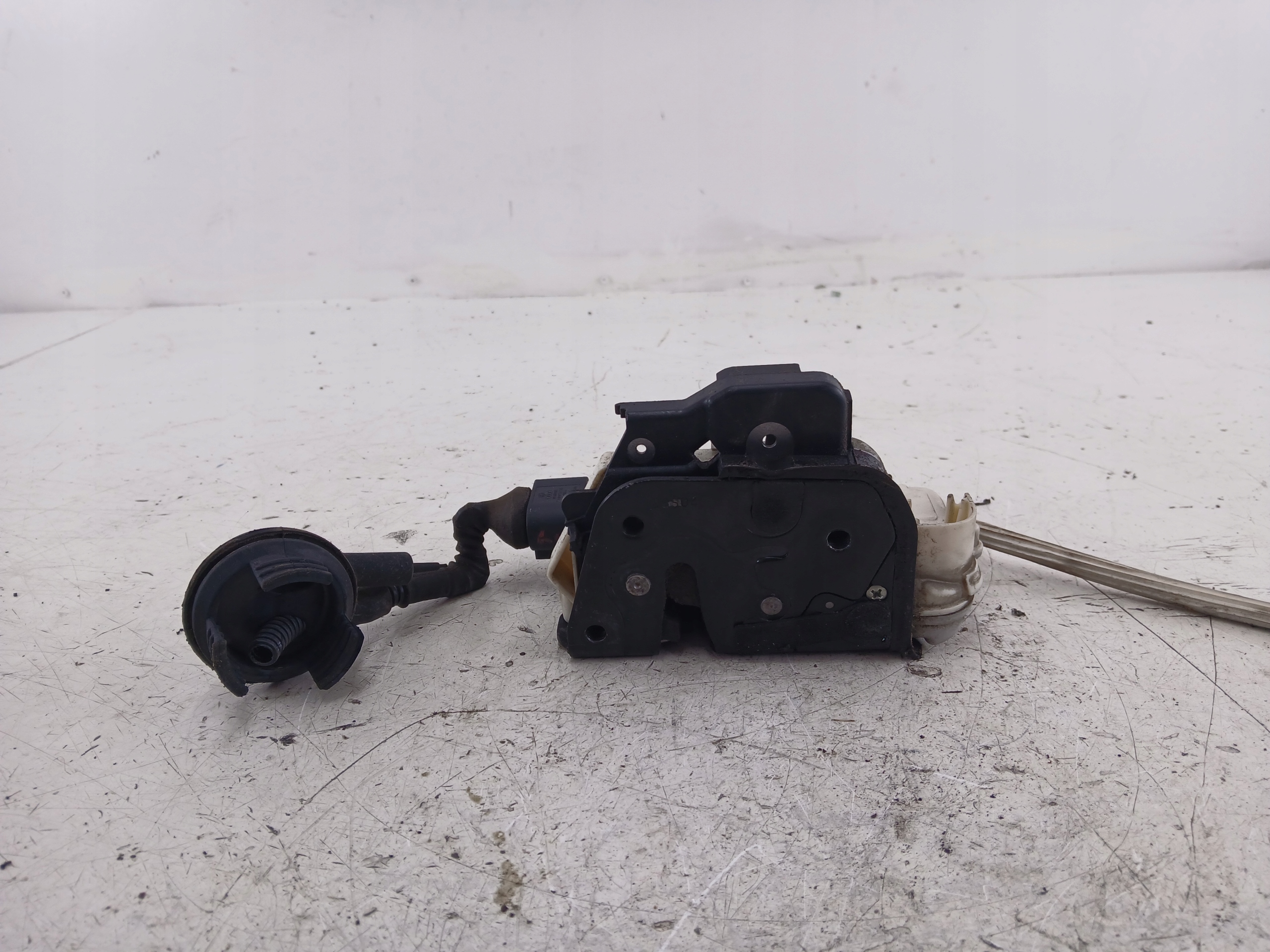 AUDI A6 C6 A3 8P lock door left front 4F1837015