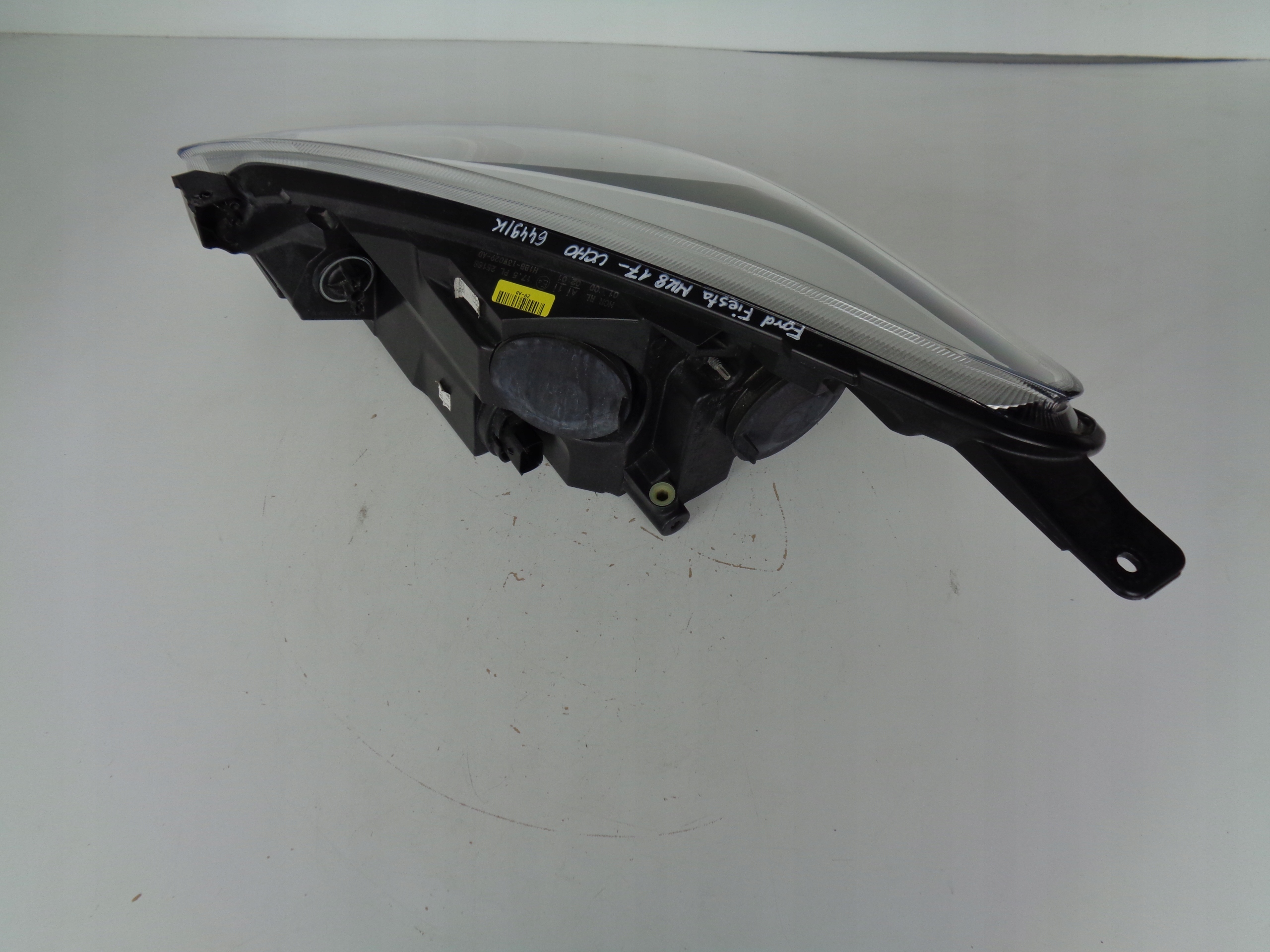light right REFLEKTOR FORD FIESTA MK8 17