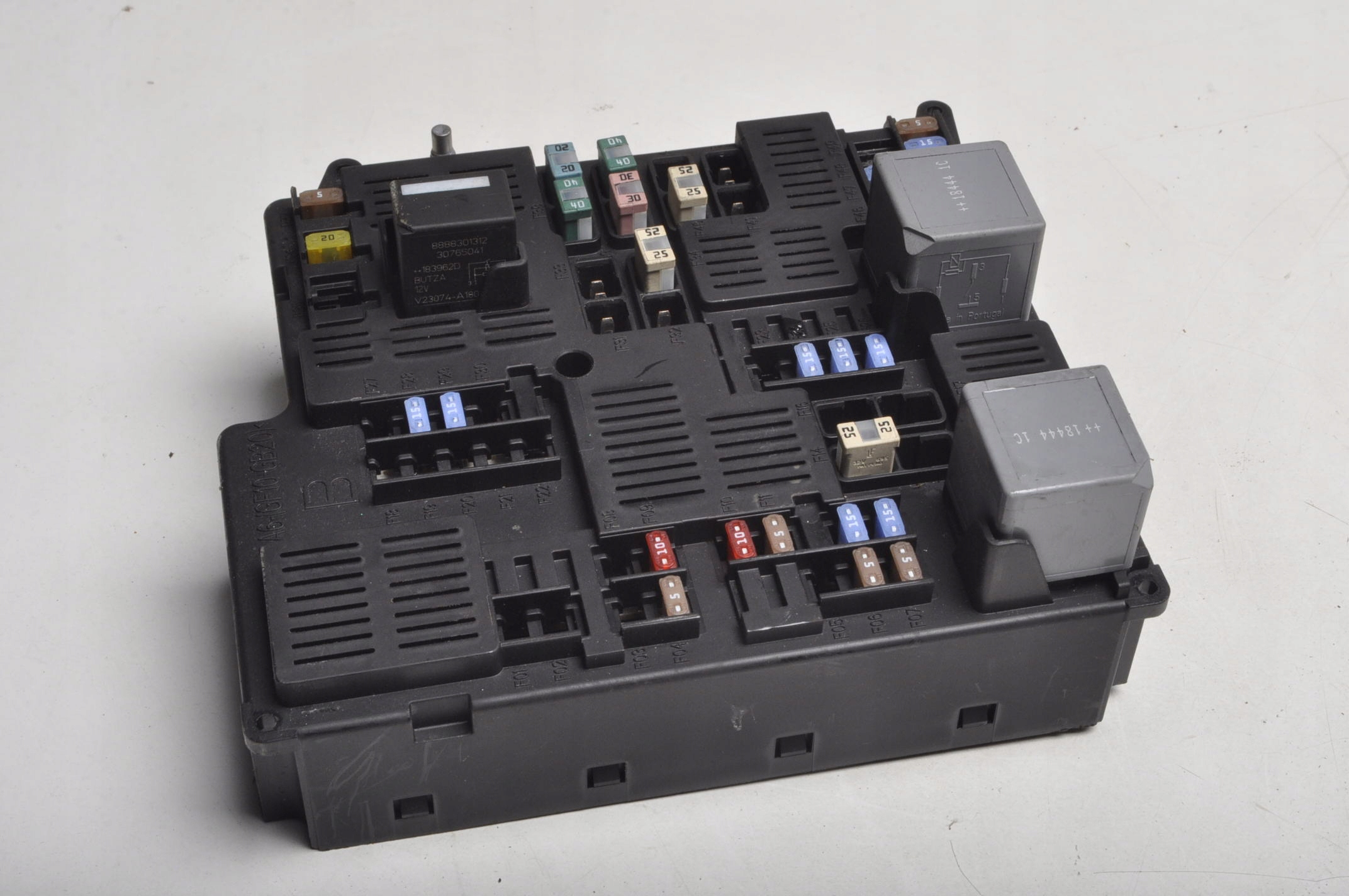 VOLVO XC60 II SKRZYNKA BEZPIECZNIKÓW 31676132