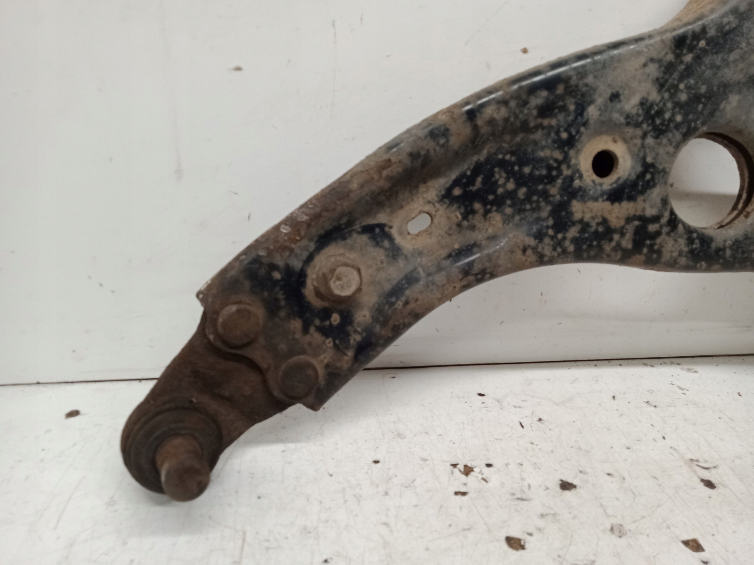 KIA CARENS IV arm left front 2013-17R