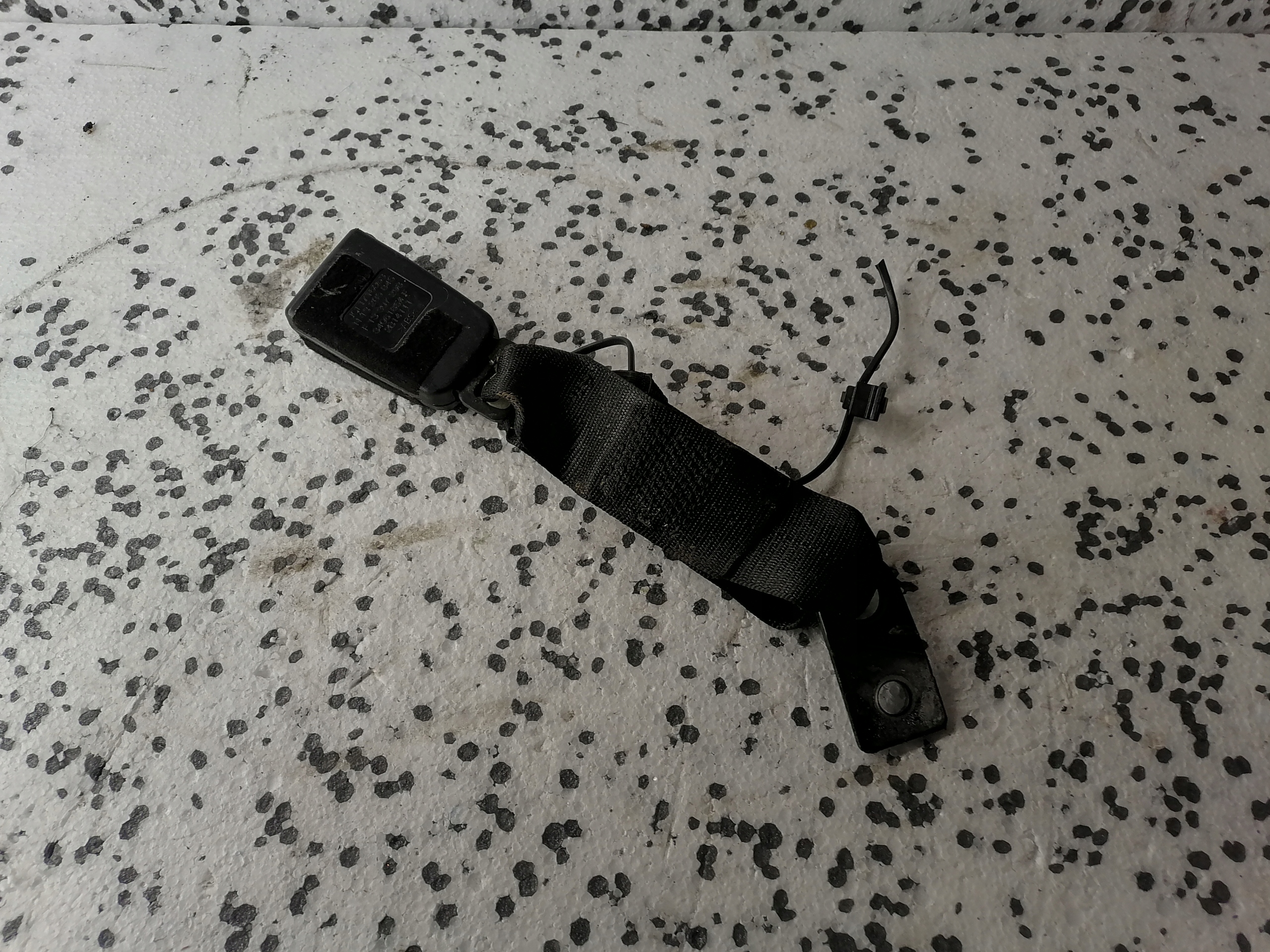 ZAFIRA C ЗАСТІБКА РЕМЕНЯ СЕРЕДНЯ ЗАДНЯ ПРАВА 13285845