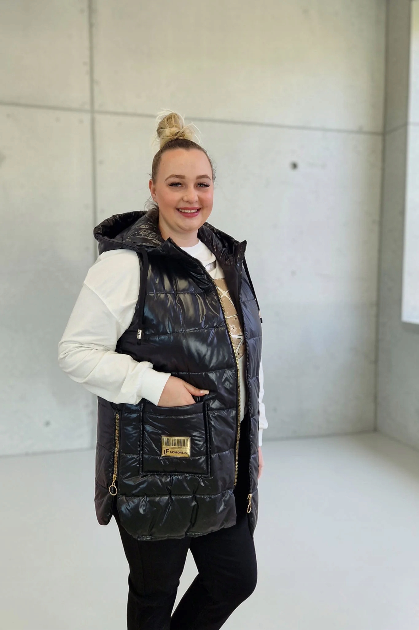 Černá prošívaná dámská vesta s kapucí na zip 50