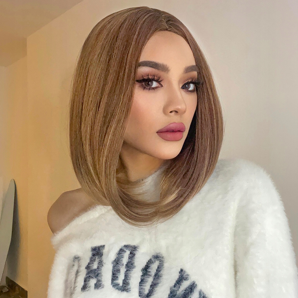 Okrově hnědá mikádo paruka Hilary