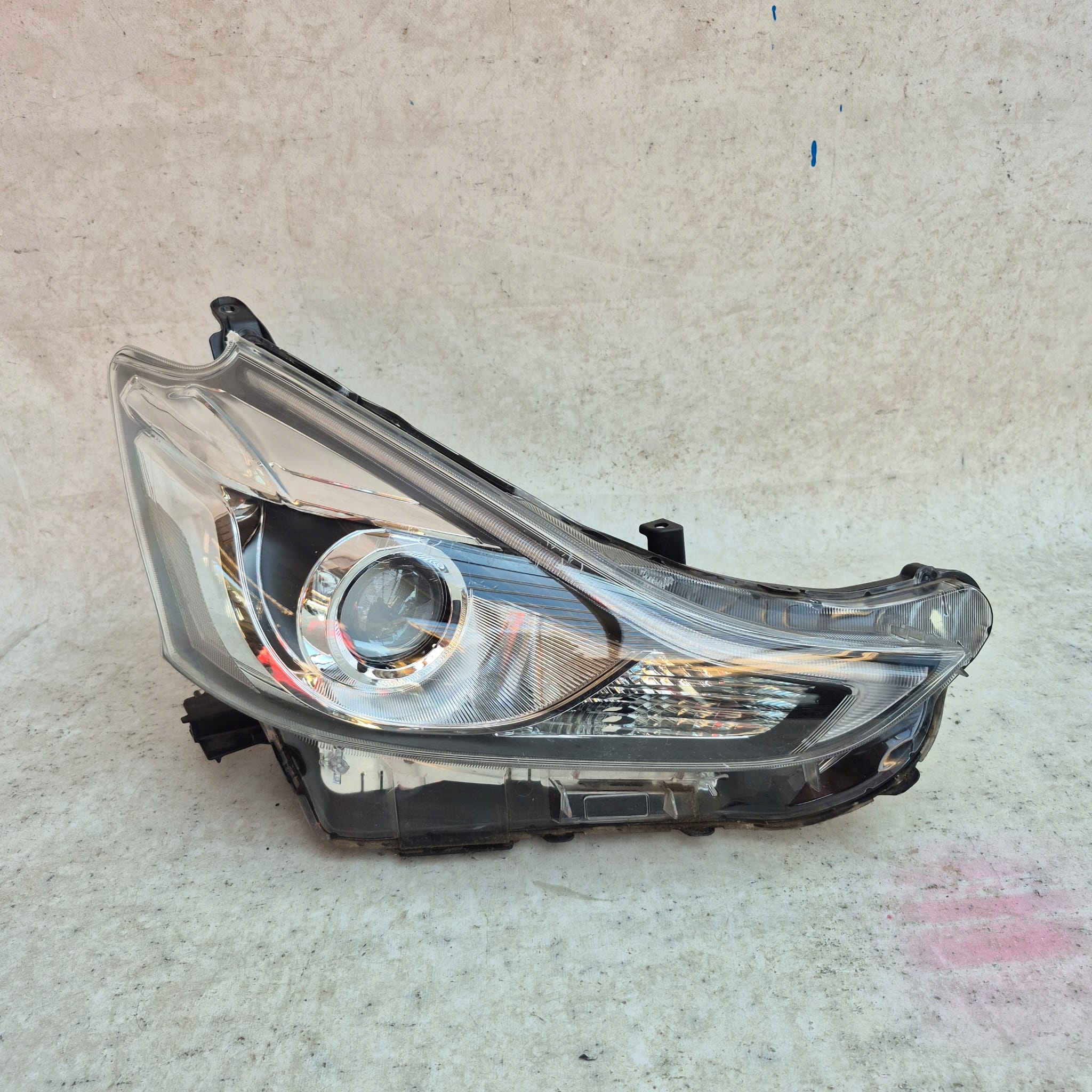 TOYOTA PRIUS + plus LIFT 2015 - light right front front