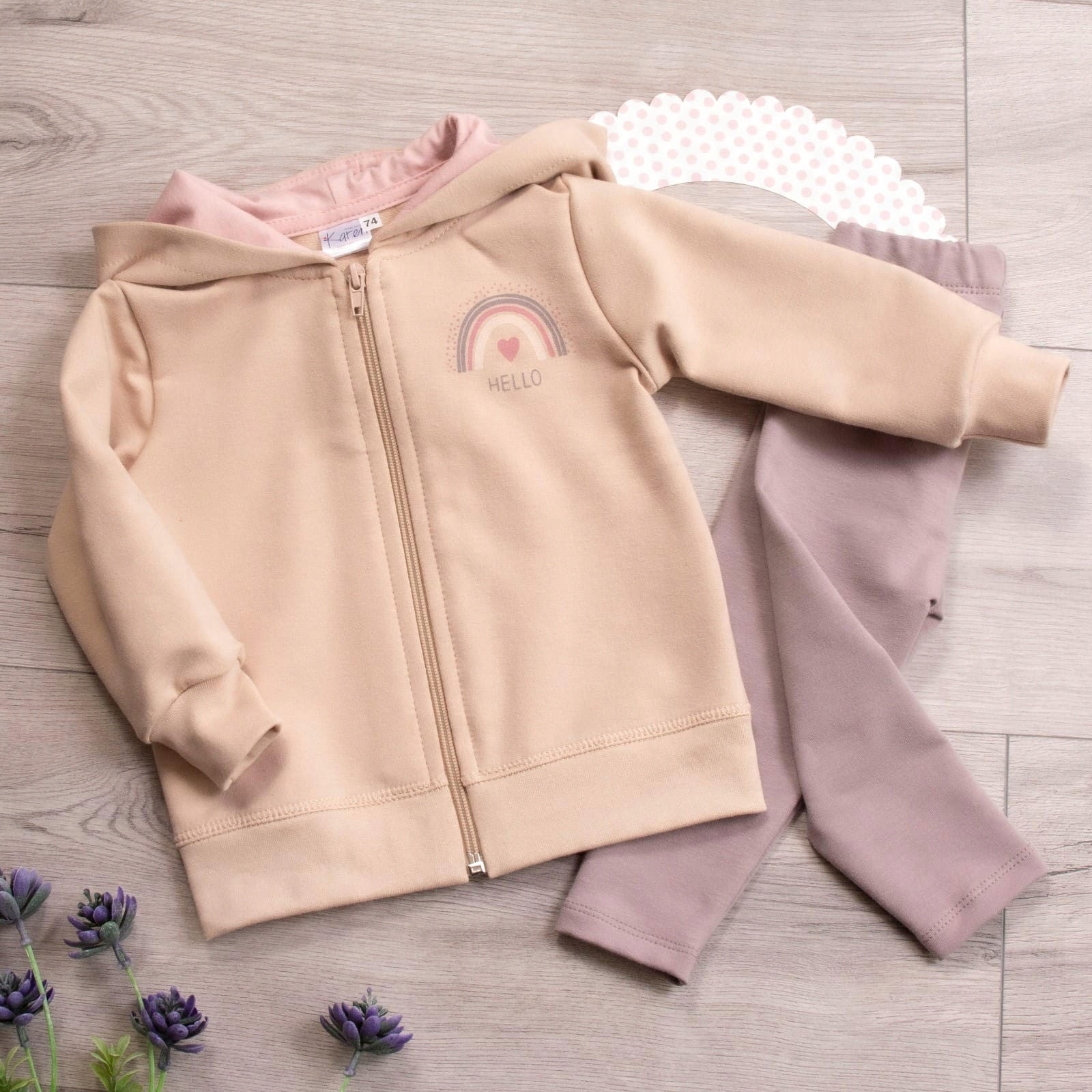 

Dres Tęcza beżowy (bluza spodnie), rozm. 86