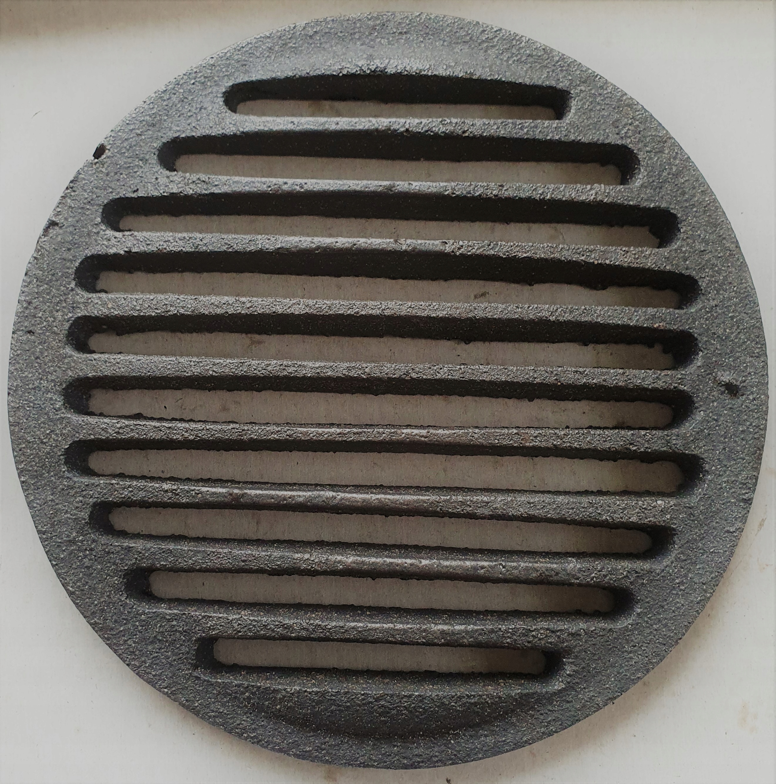 RUSZT ŻELIWNY OKRĄGŁY 19 CM