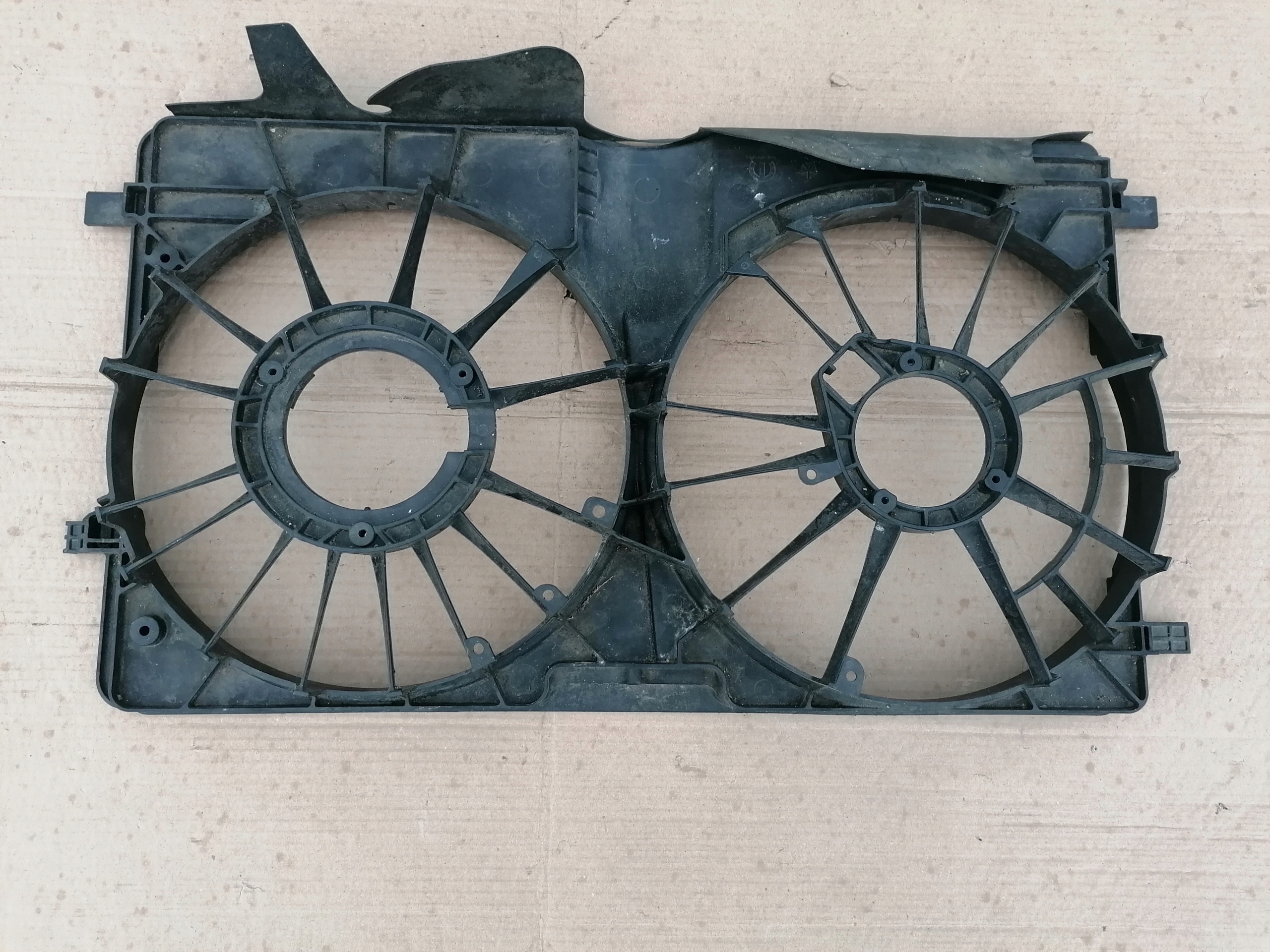 M136264-E - КОРПУС ВЕНТИЛЯТОРА JEEP COMPASS