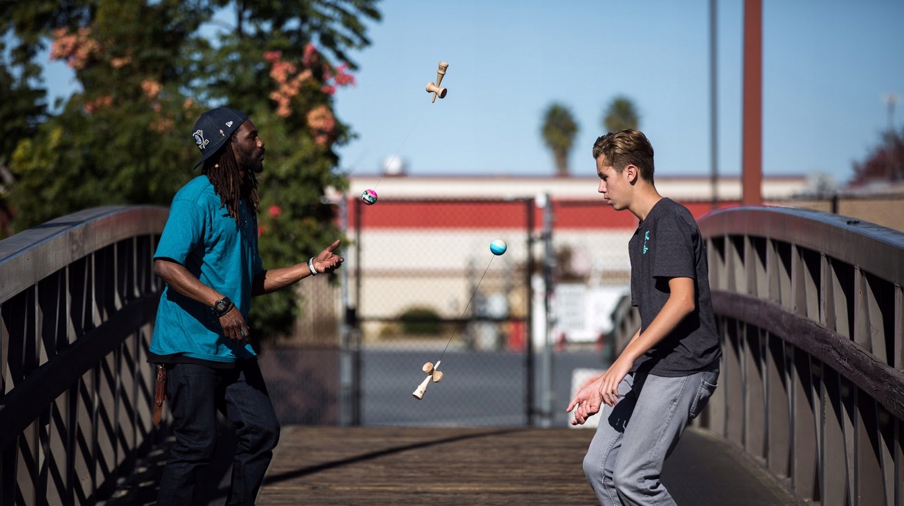 KENDAMA DREWNIANA JAPOŃSKA GRA ZRĘCZNOŚCIOWA GREEN Płeć chłopcy