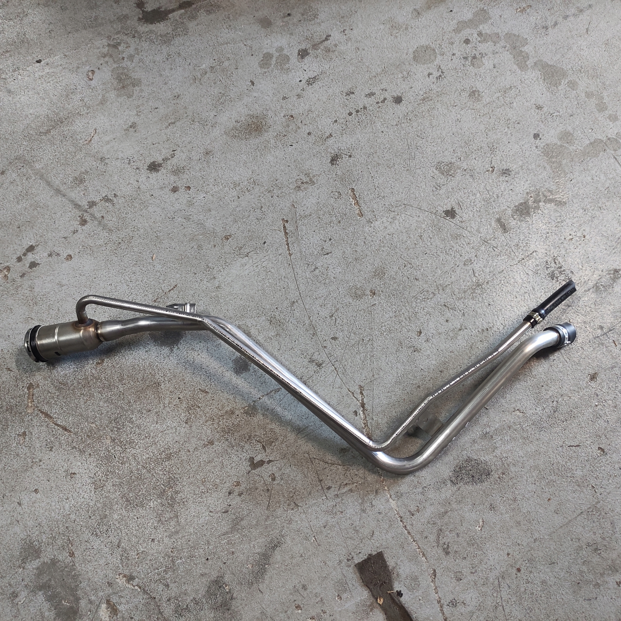 MX68-9032-AA - FORD KUGA MK3 2.5 FHEV ТРУБА ПАЛИВНА КРИШКА MX68-AA